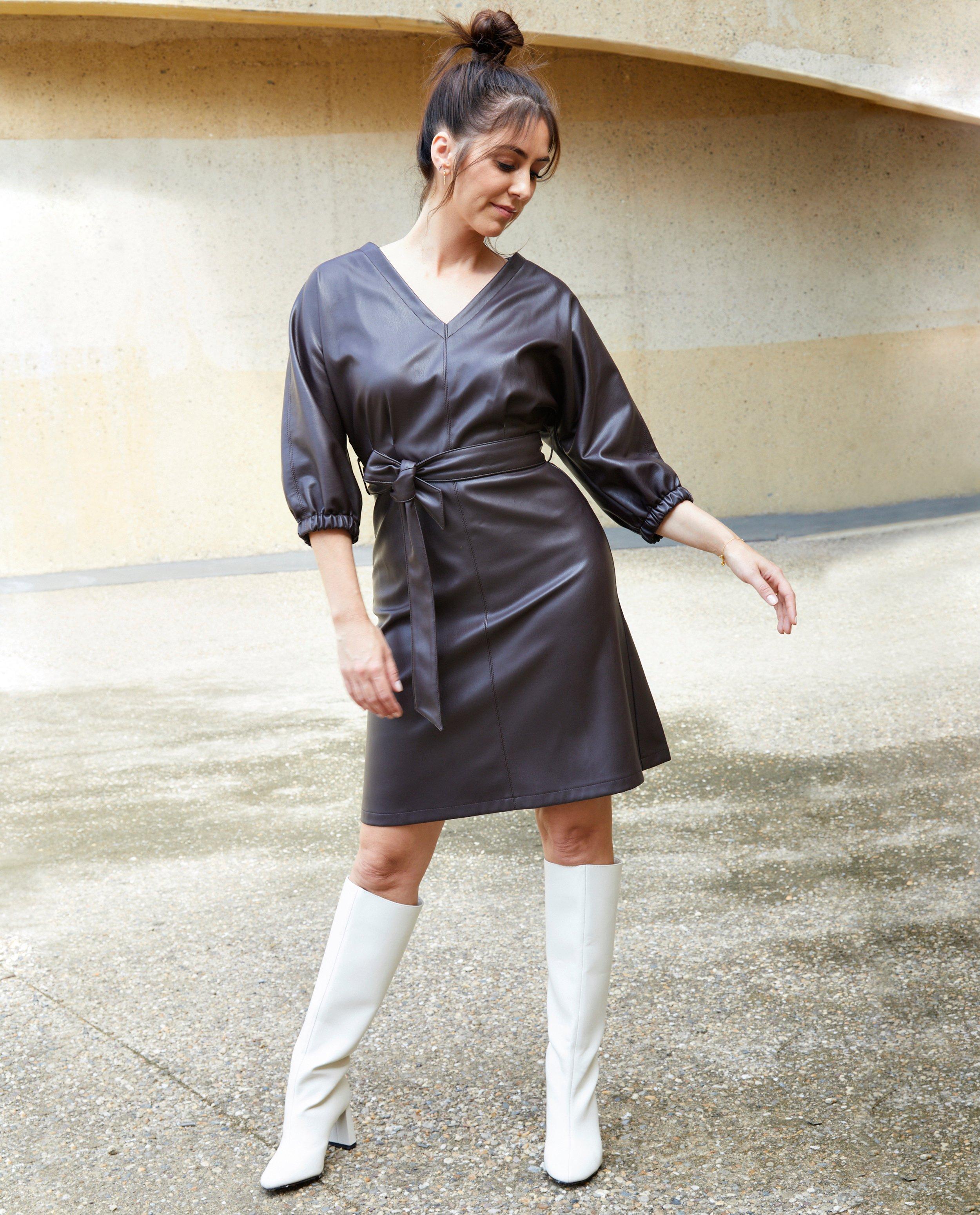 Kleedjes - Aubergine jurk van faux leather