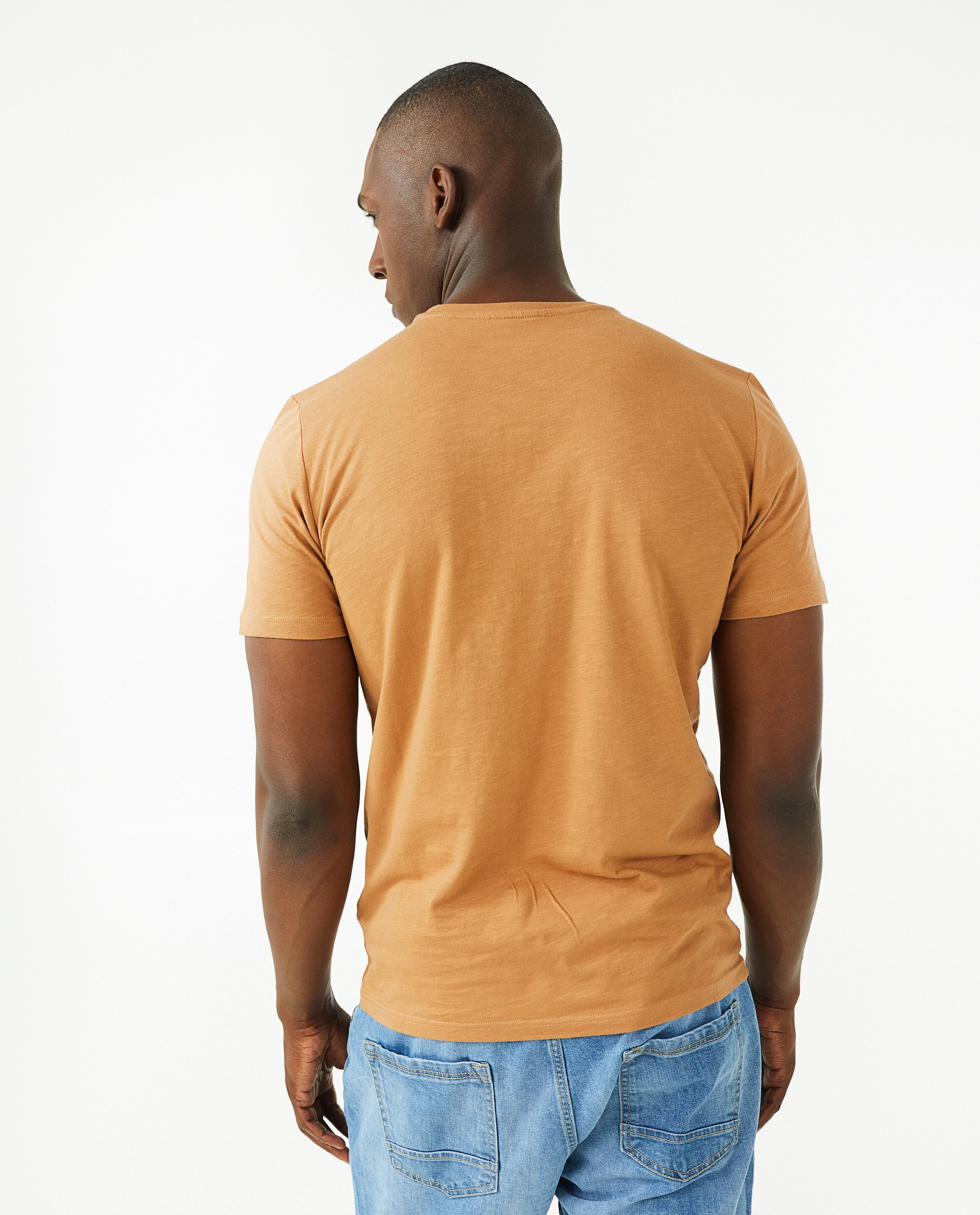 T-shirts - T-shirt blanc avec un écusson