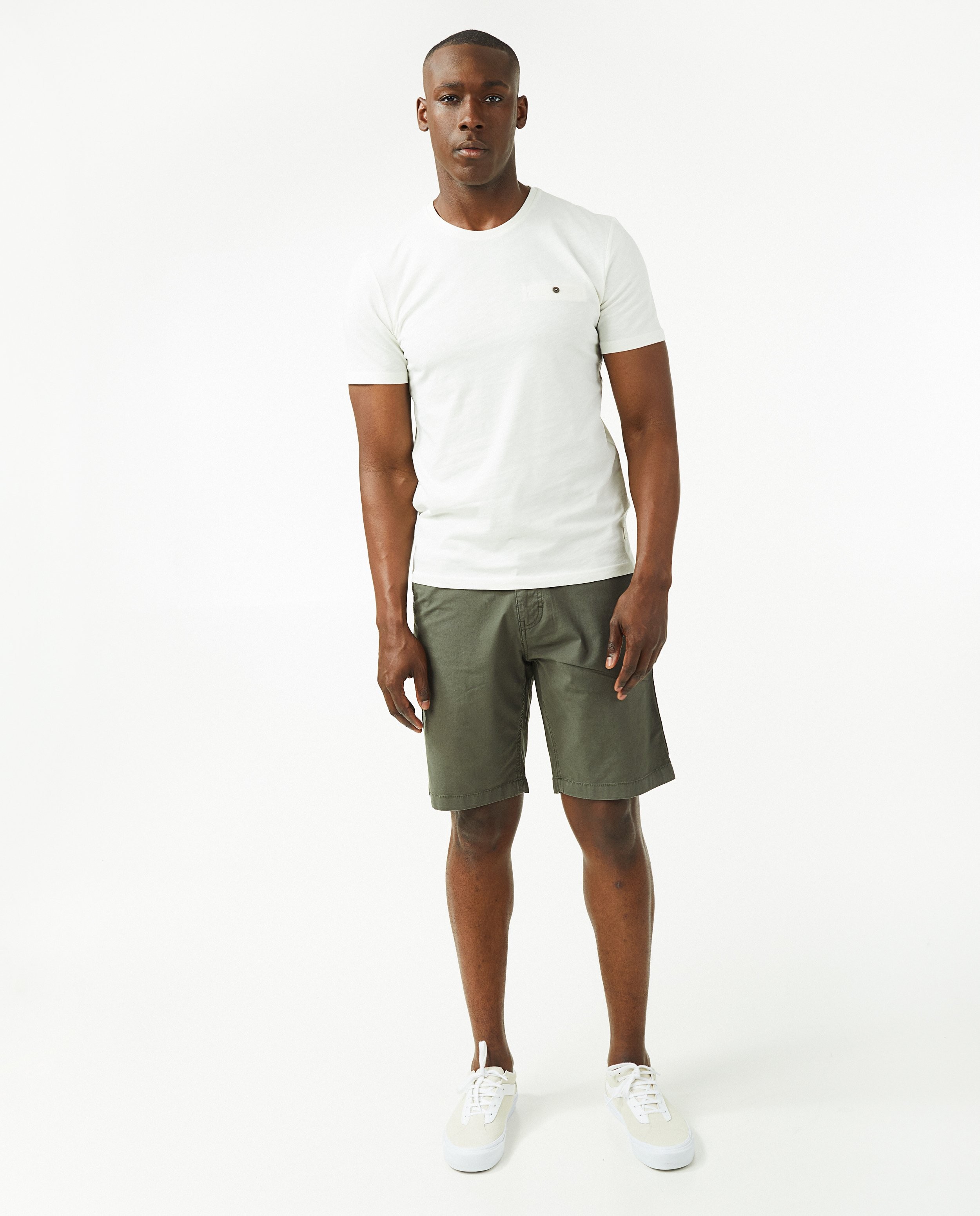T-shirts - T-shirt blanc avec un écusson