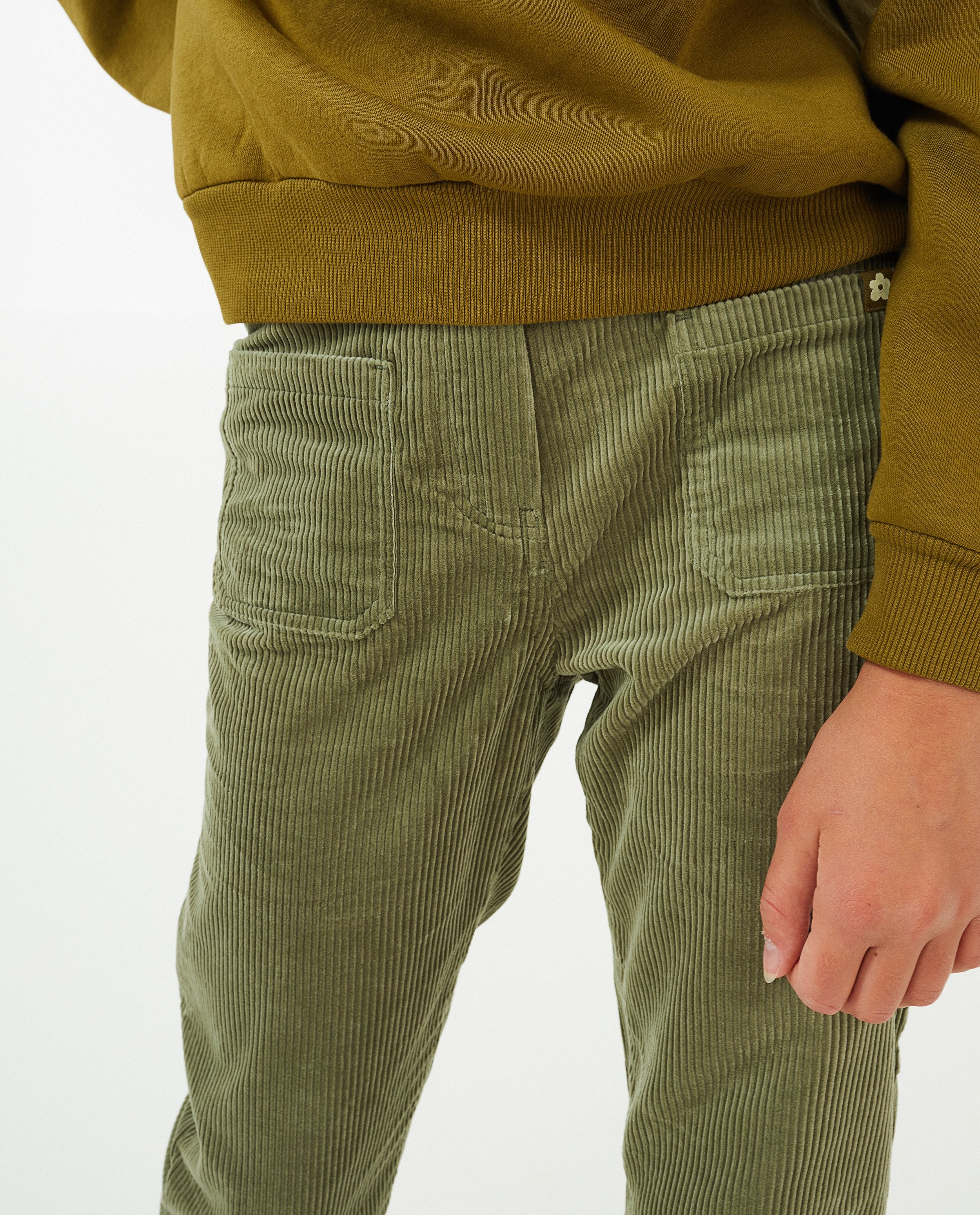 Pantalons - Pantalon en velours côtelé, coupe à pattes d’éléphant (flared)