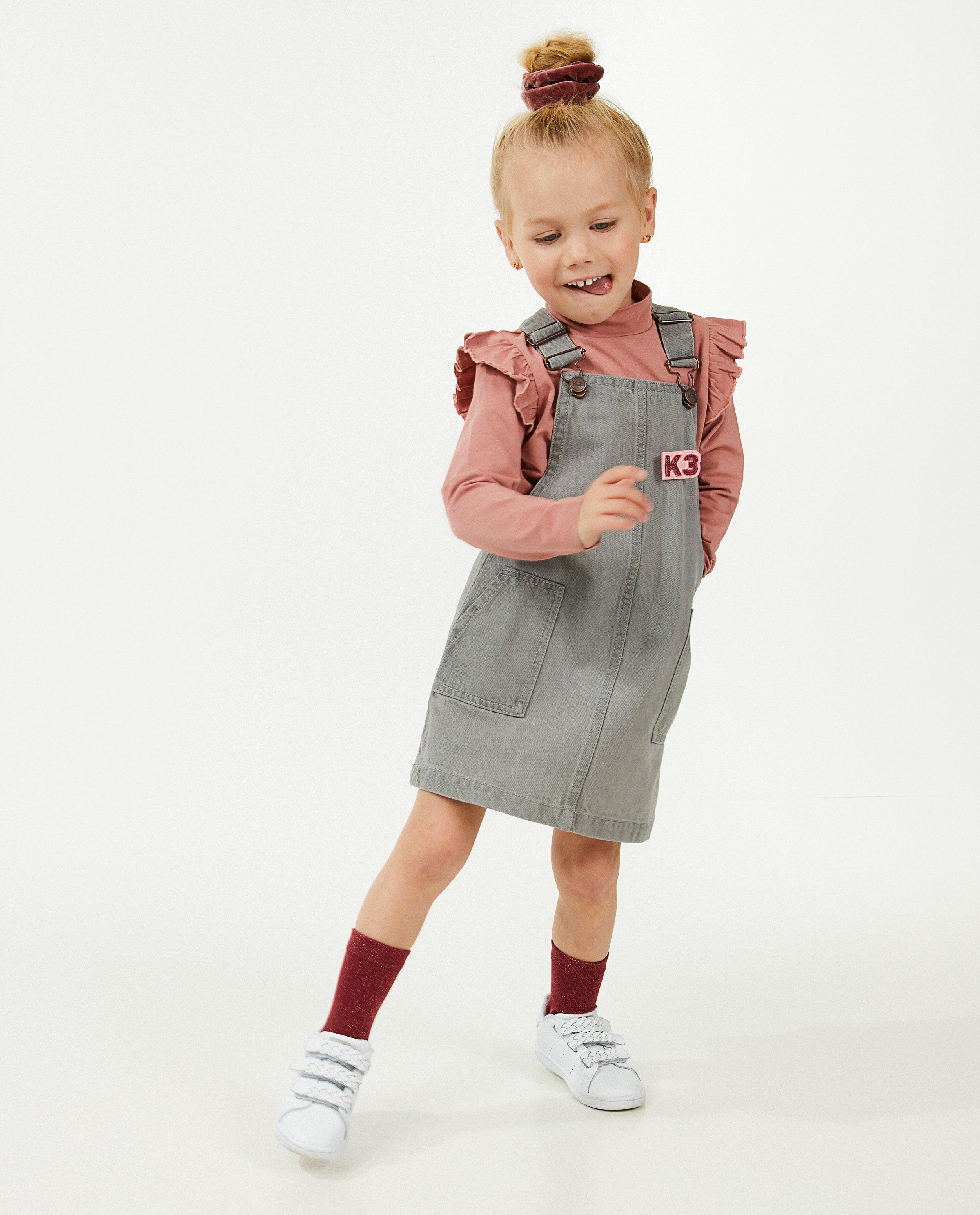 Robe-salopette avec une broche - null - K3
