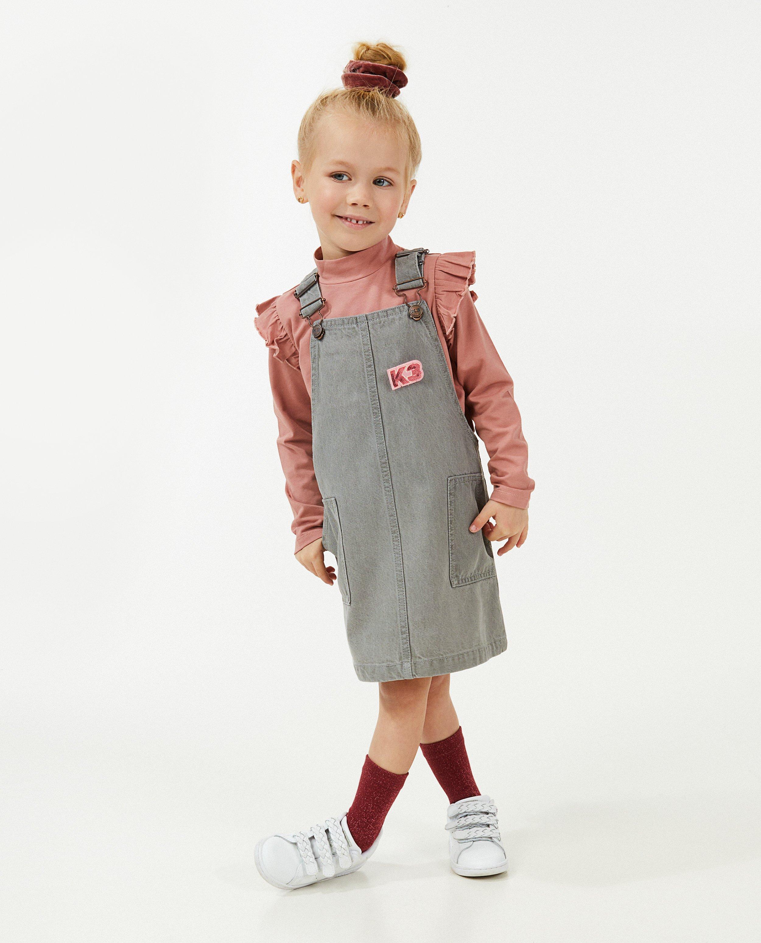 Robes - Robe-salopette avec une broche