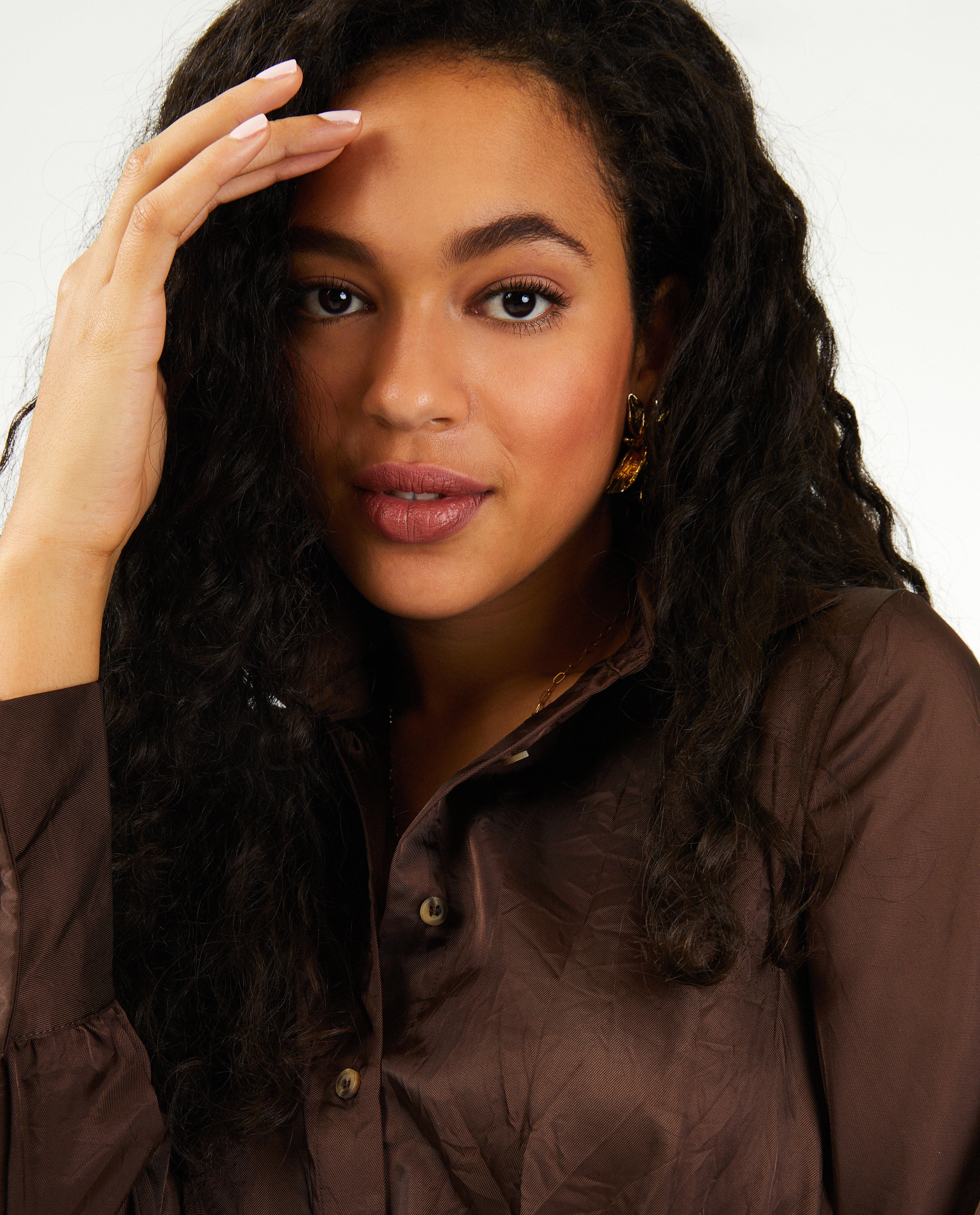 Robe brune avec une ceinture &agrave; nouer - D&eacute;tails du produit - brun fonc&eacute; - image num&eacute;ro 1