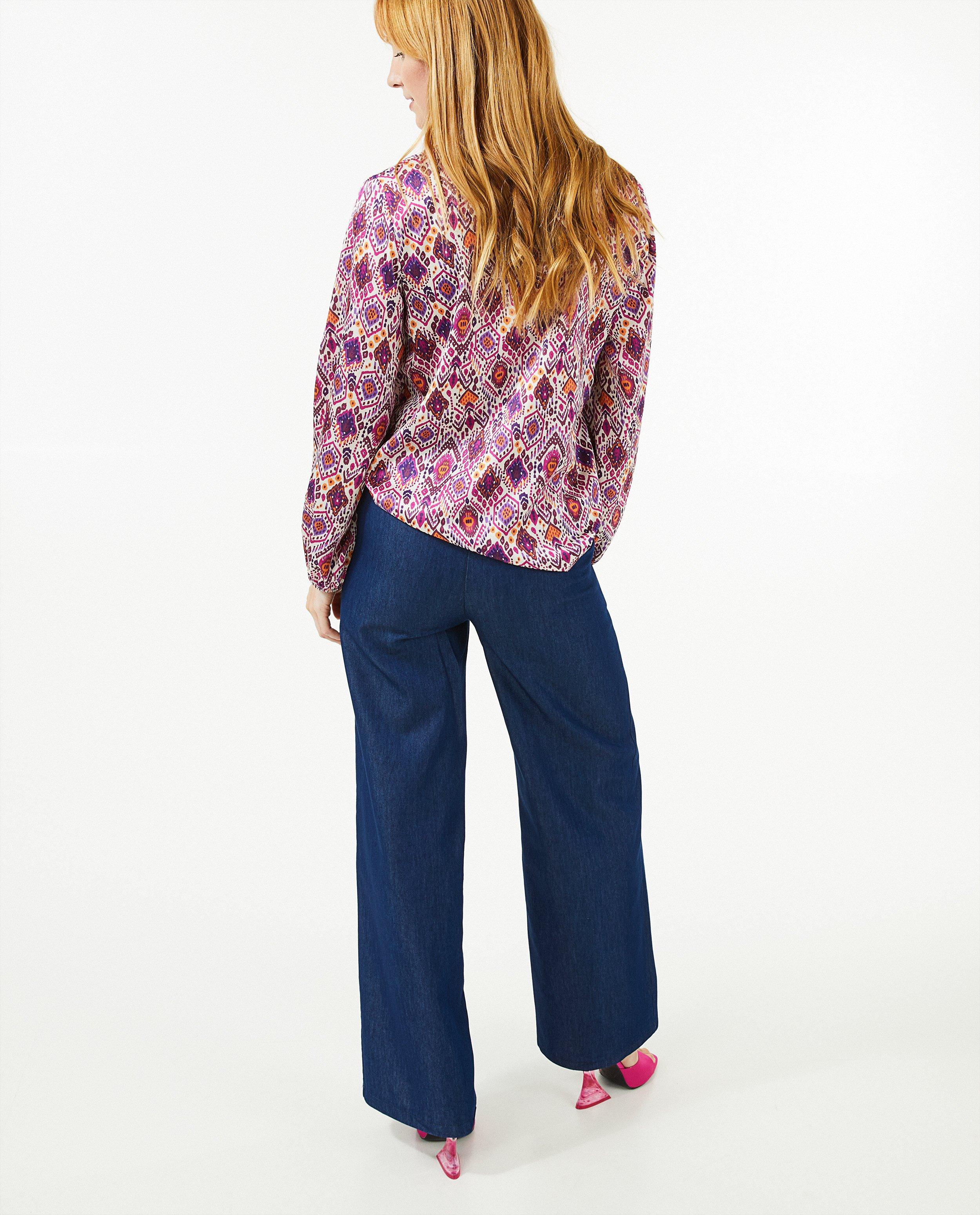 Jeans - Donkerblauwe broek met siernaden