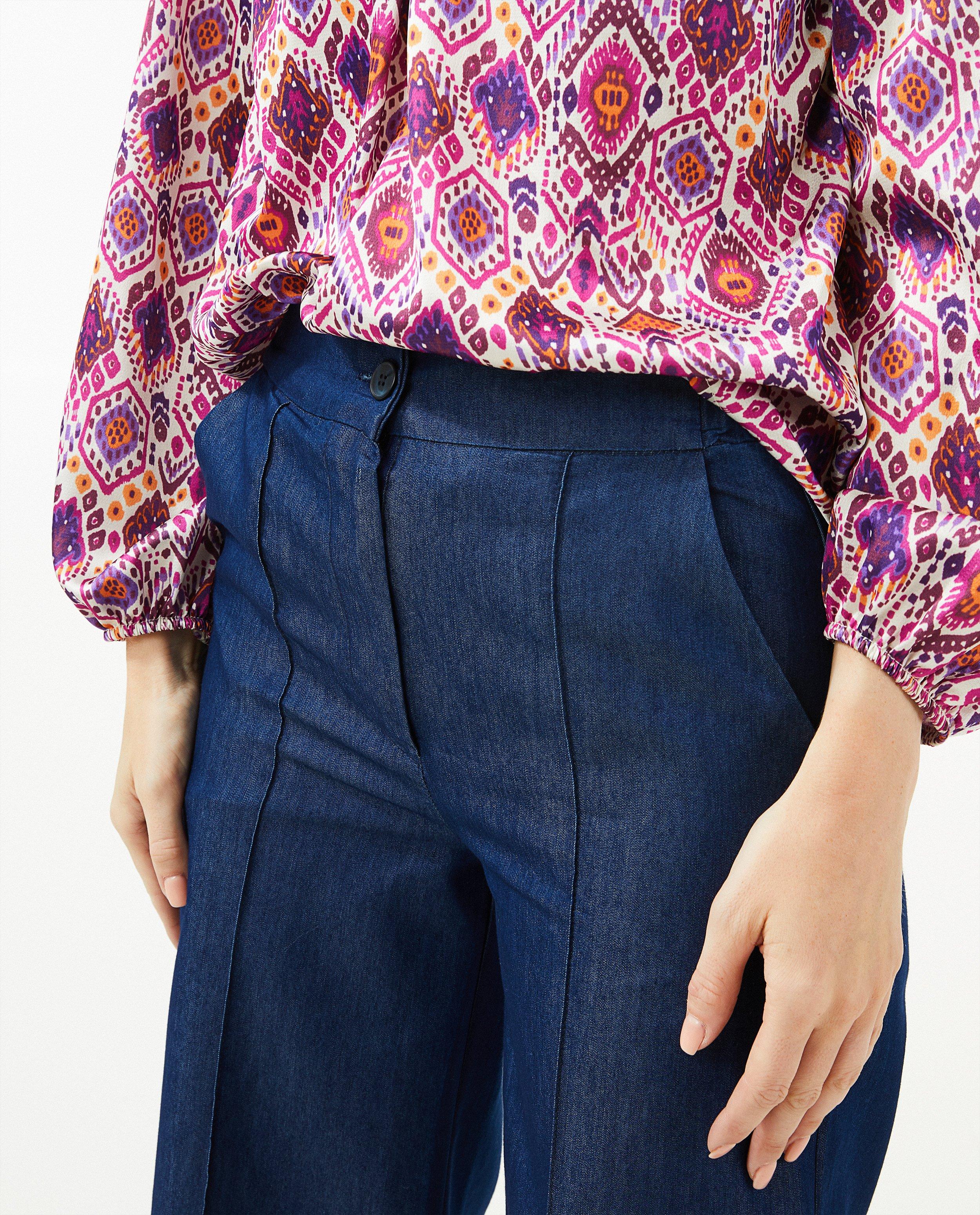 Jeans - Donkerblauwe broek met siernaden