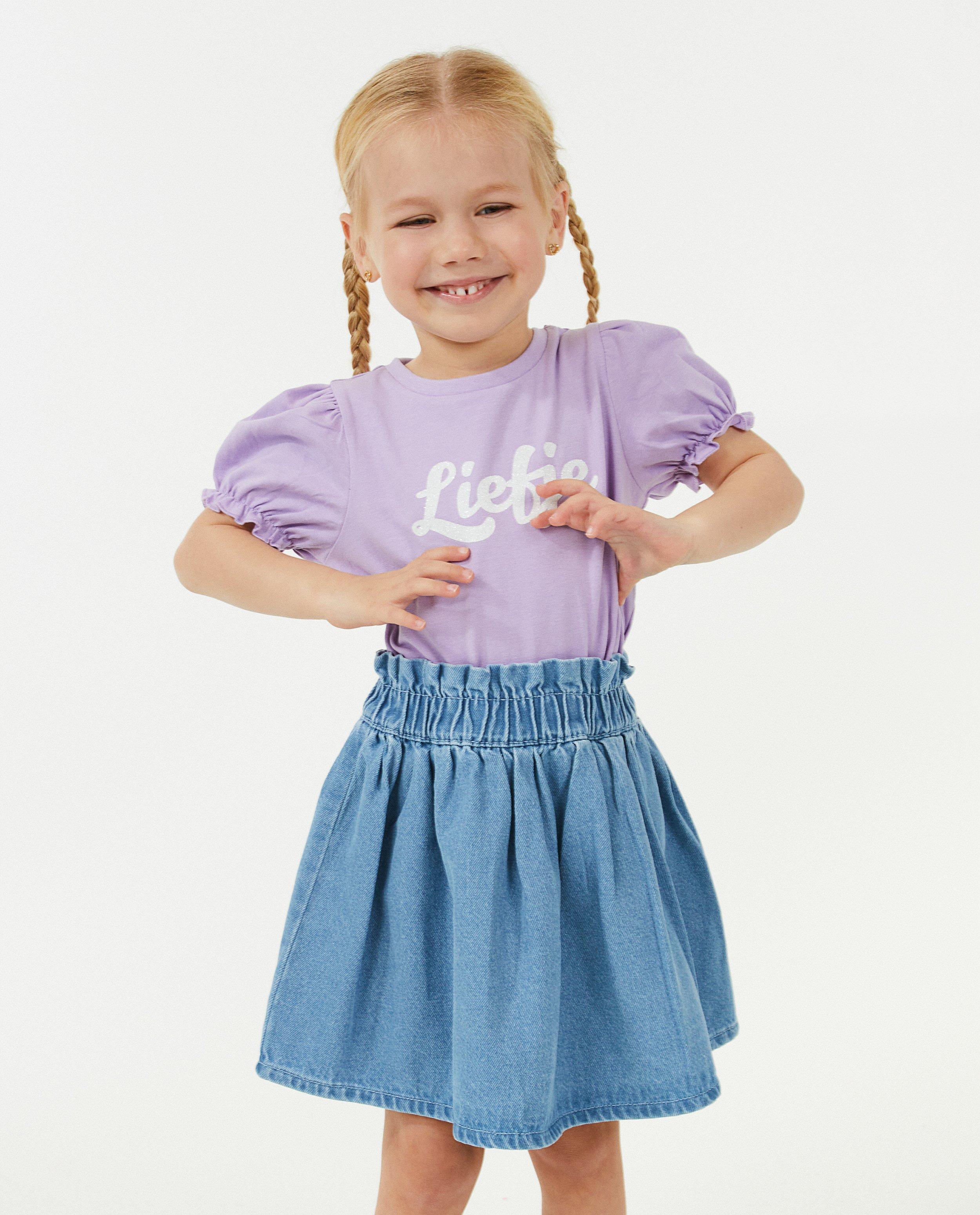 T-shirts - T-shirt met glitteropschrift (NL)