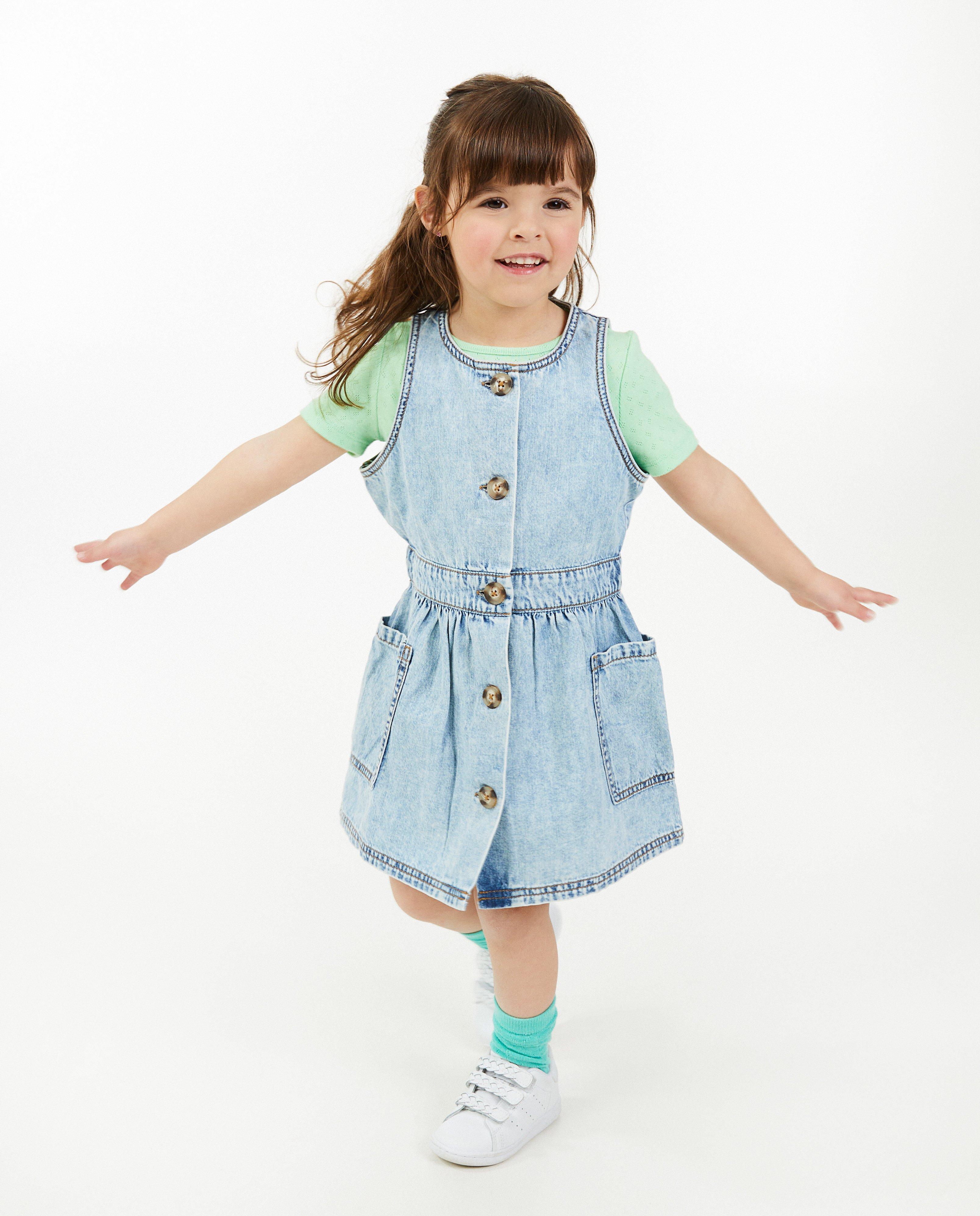 Robes - Robe en jeans avec une rangée de boutons