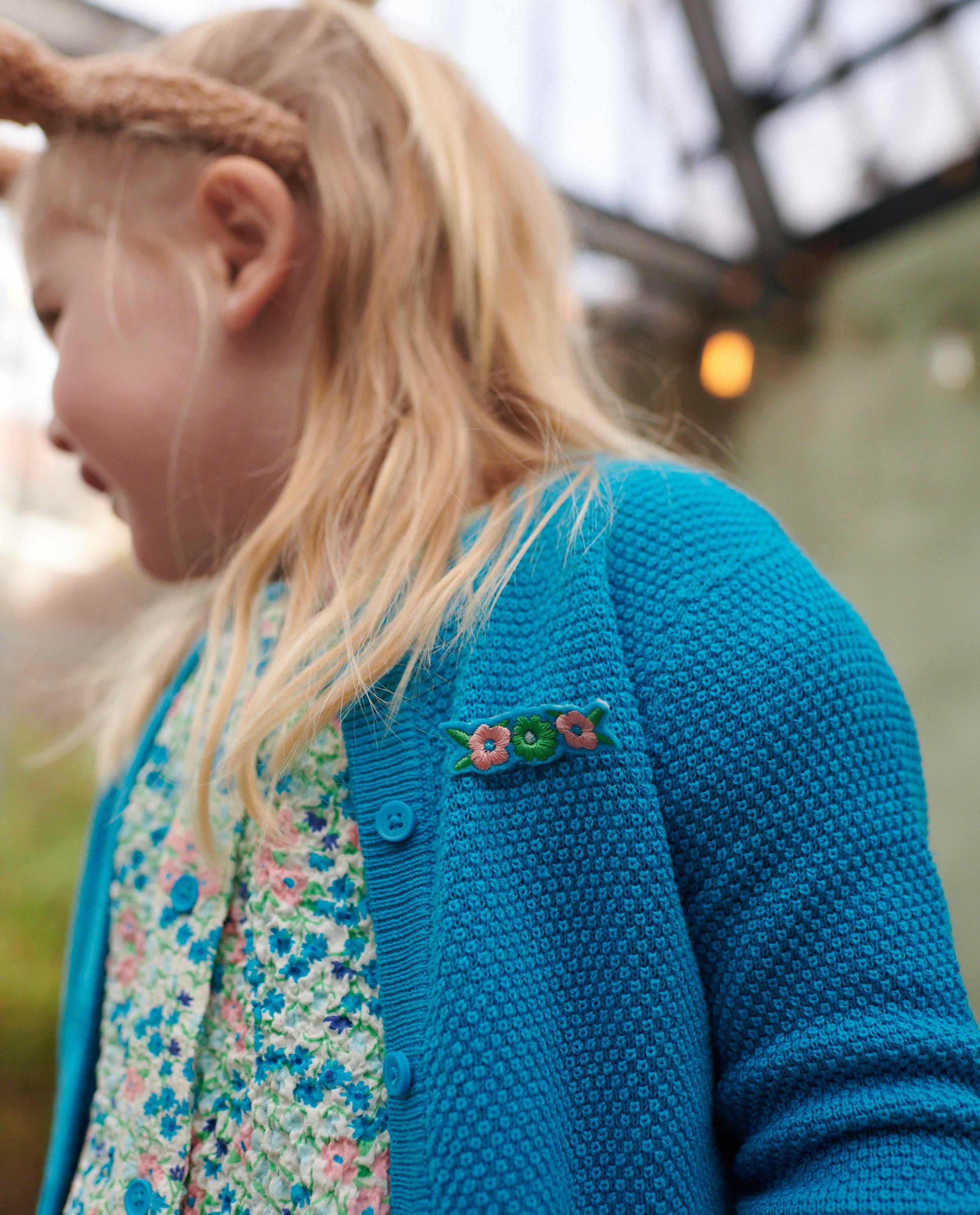 Cardigans - Cardigan bleu avec une petite broche