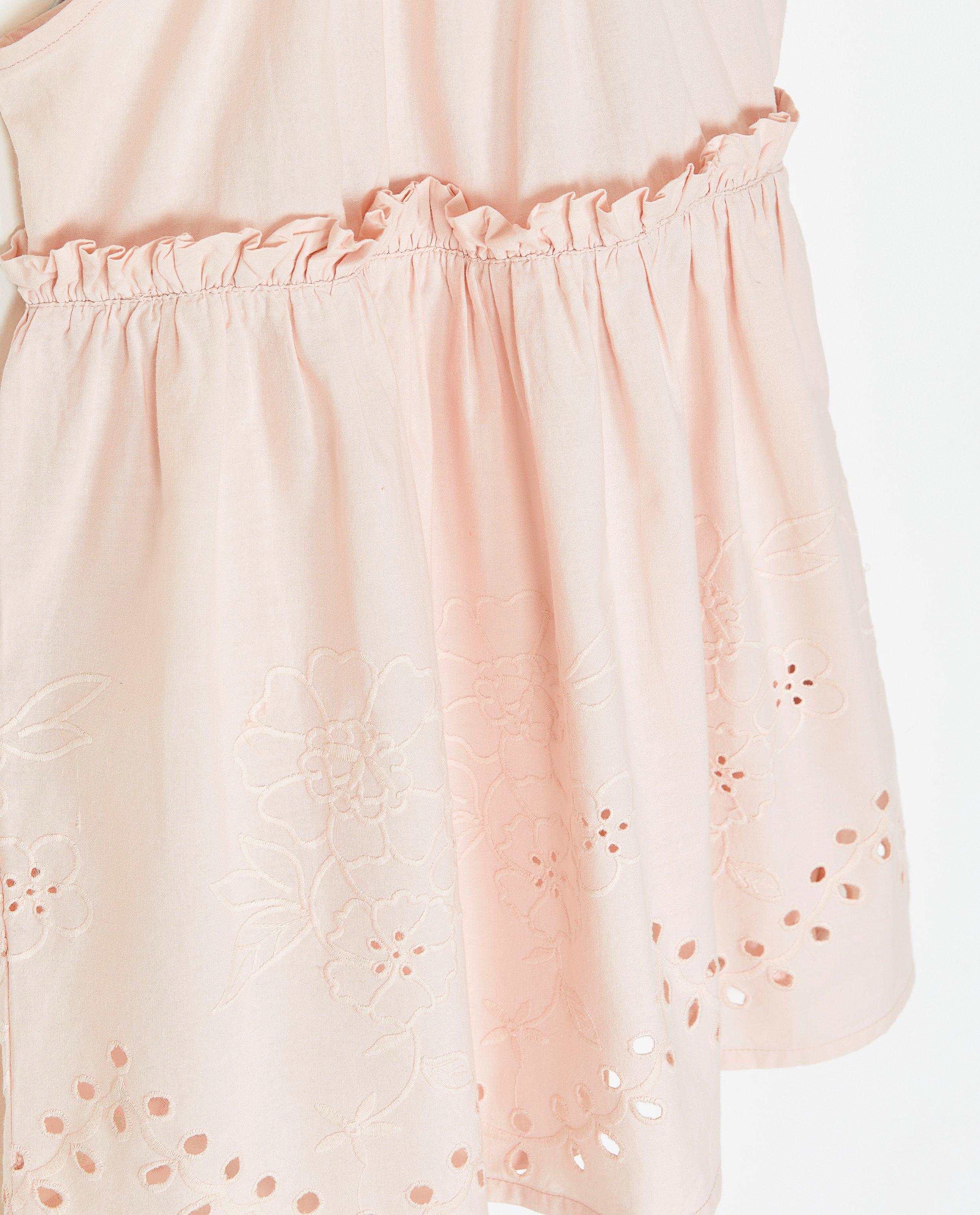 Robe avec de la broderie anglaise - Détails du produit - rose - image numéro 3