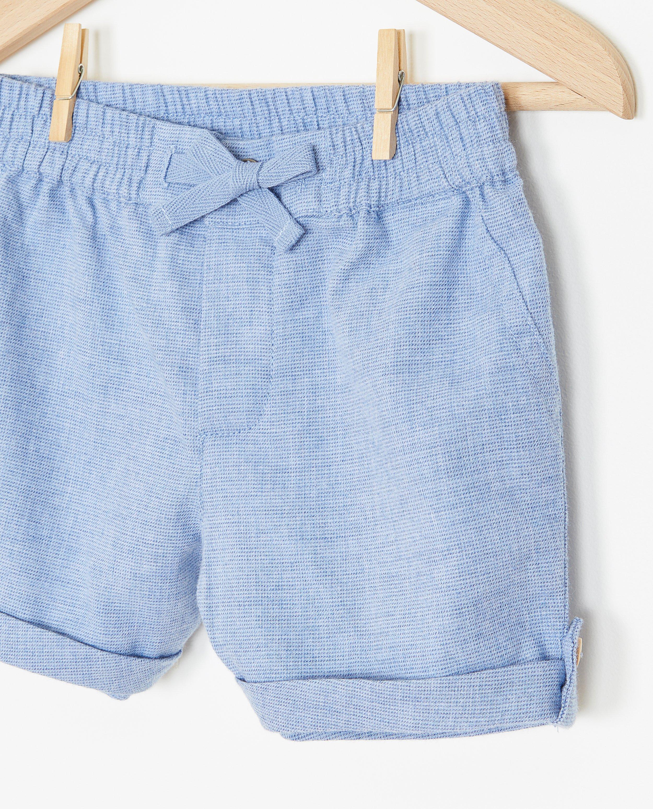 Shorts - Short bleu avec un bouton-pression