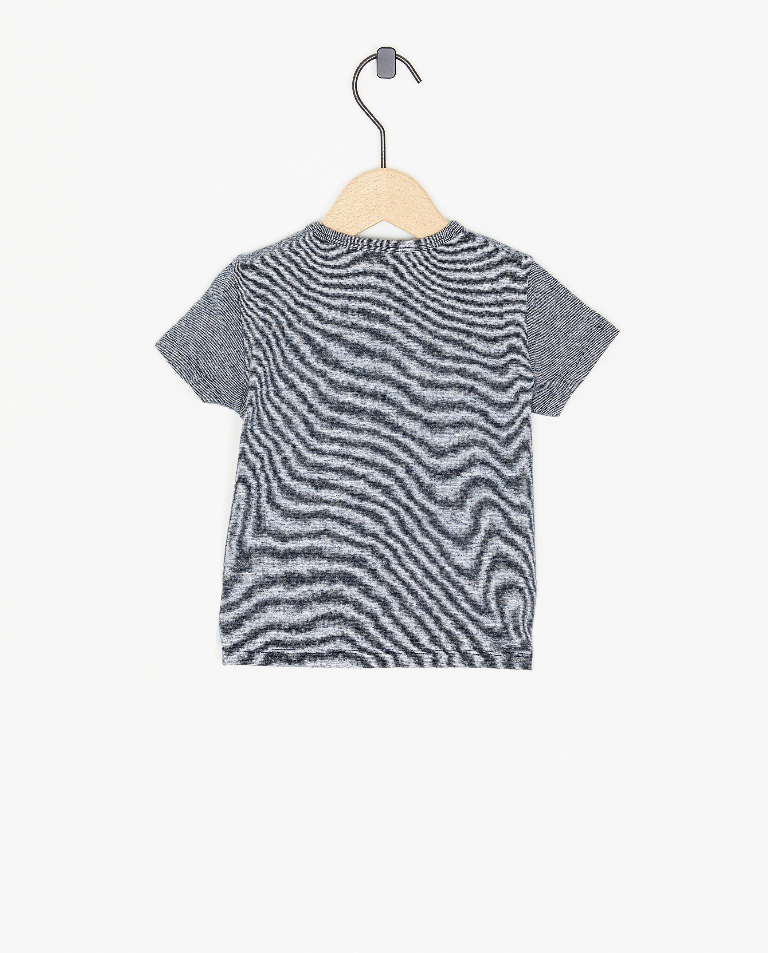 T-shirts - T-shirt met opschrift in reliëf
