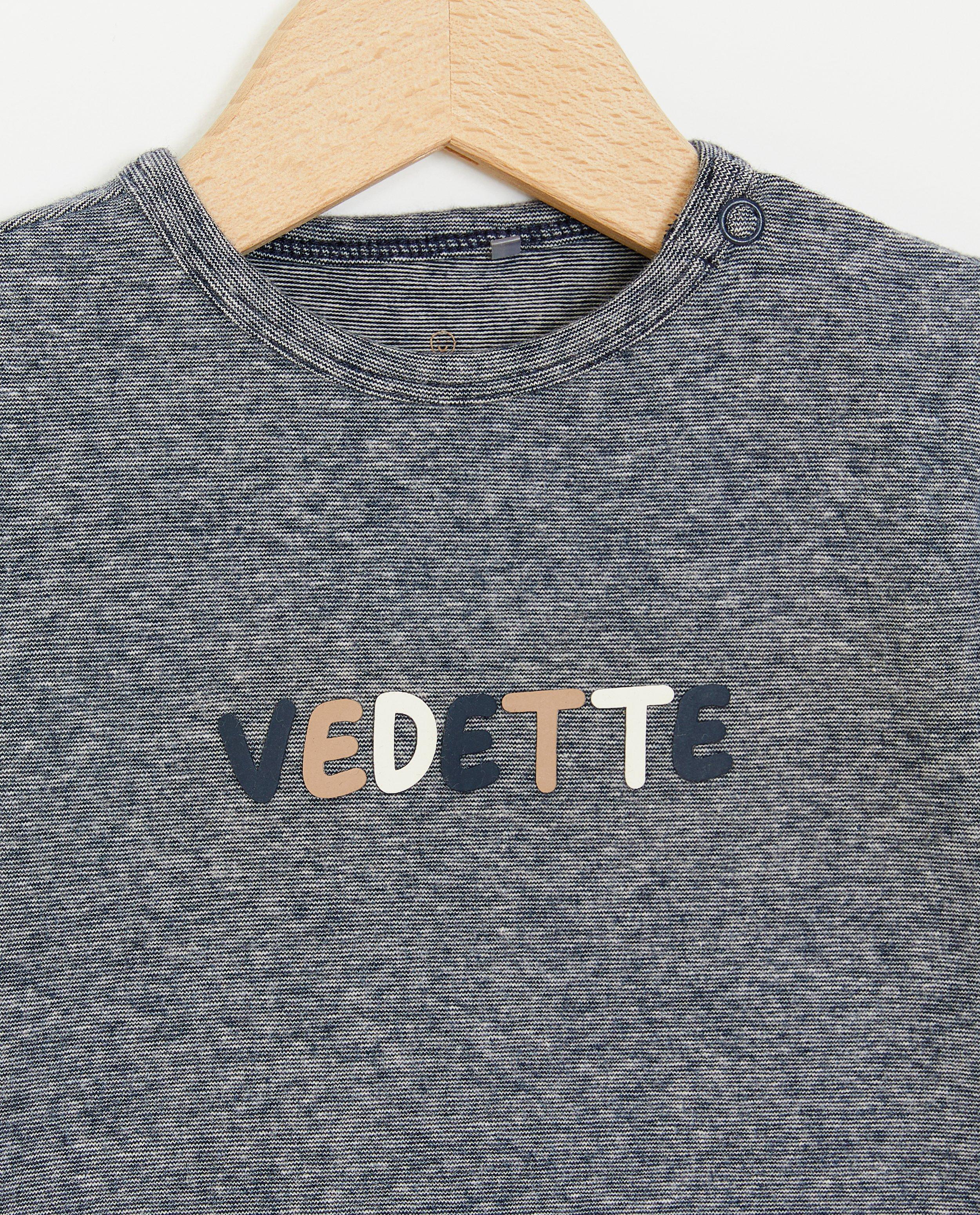 T-shirts - T-shirt met opschrift in reliëf