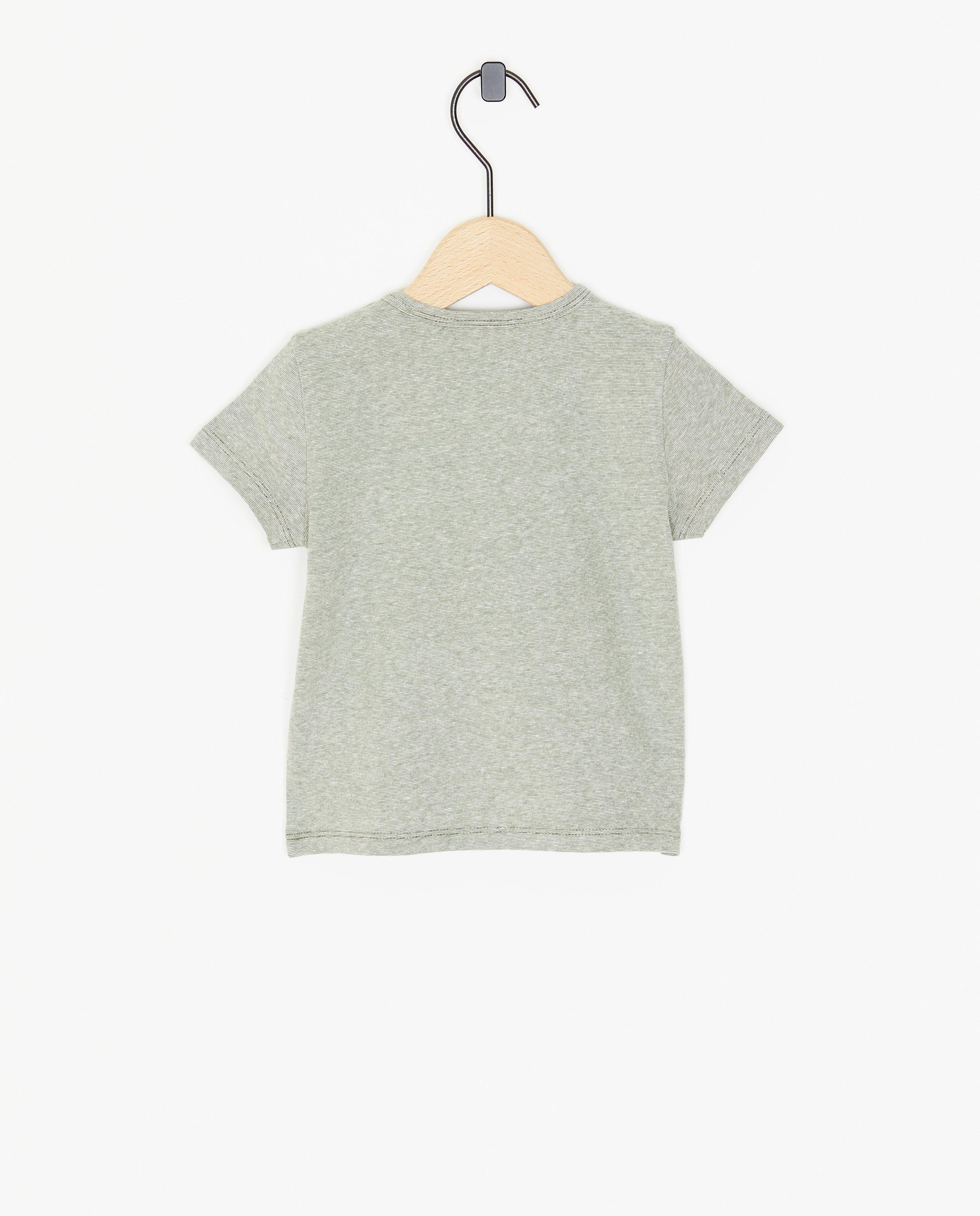 T-shirts - T-shirt met opschrift in reliëf