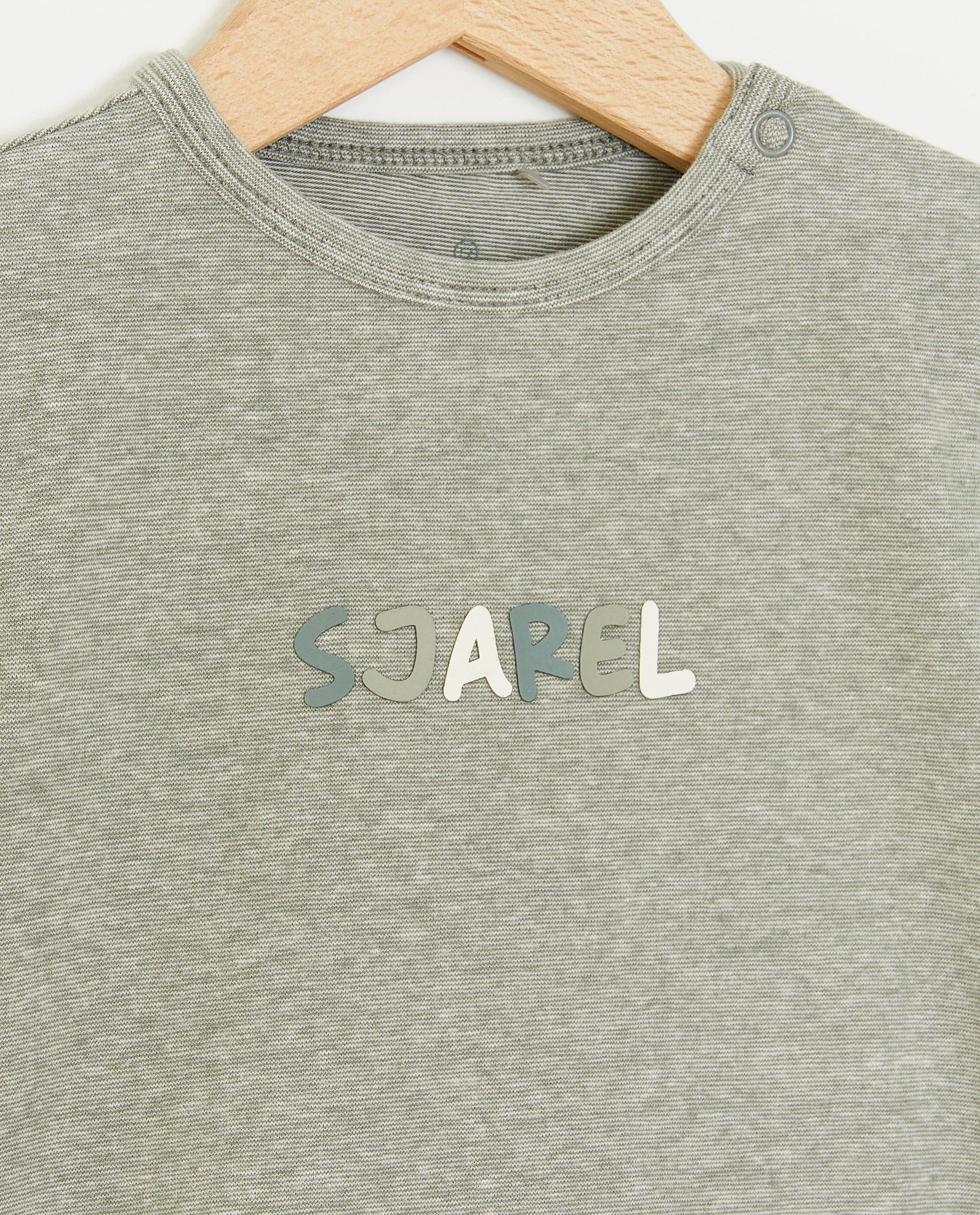 T-shirts - T-shirt met opschrift in reliëf
