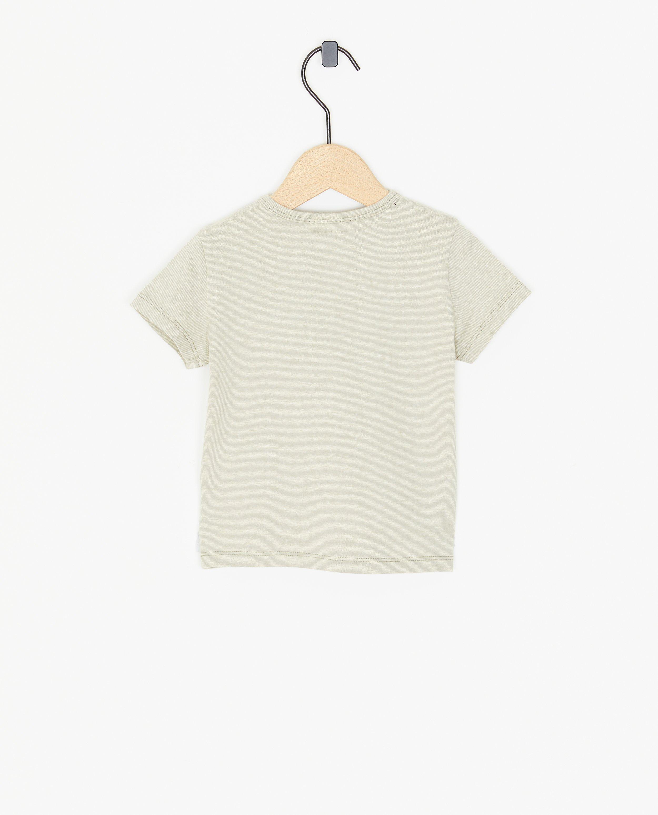 T-shirts - T-shirt met opschrift in reliëf