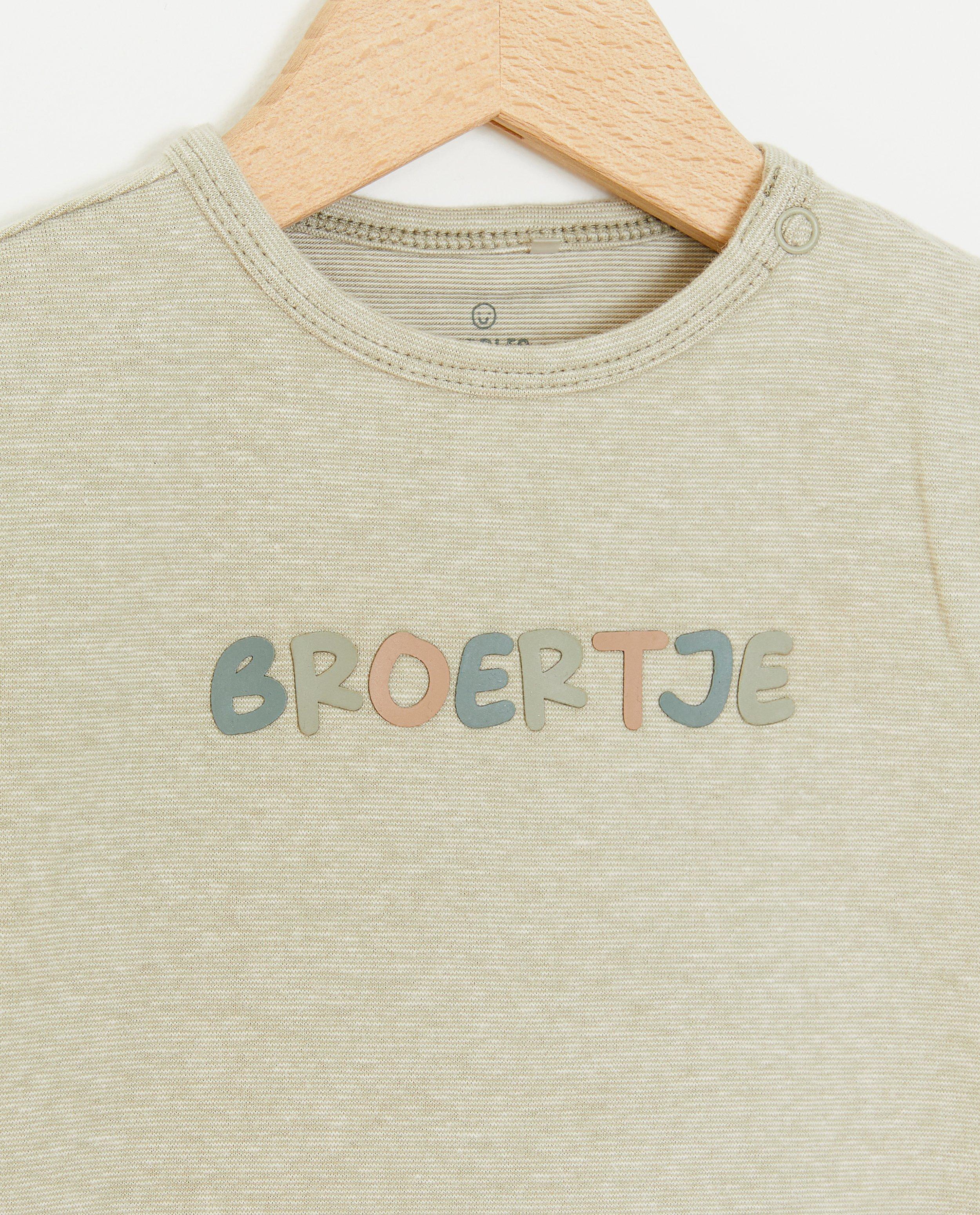 T-shirts - T-shirt met opschrift in reliëf