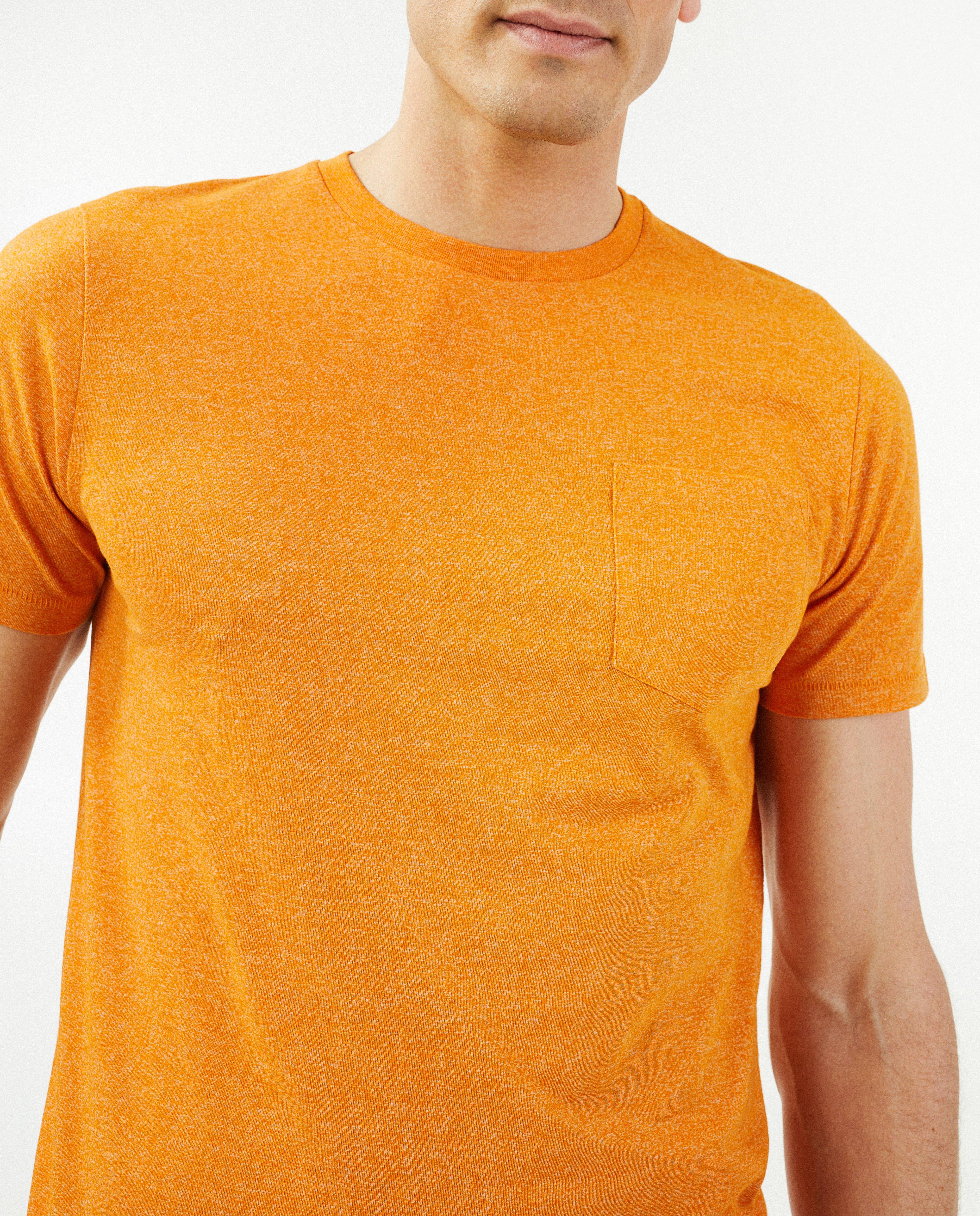 T-shirts - Oranje T-shirt met borstzak, heren