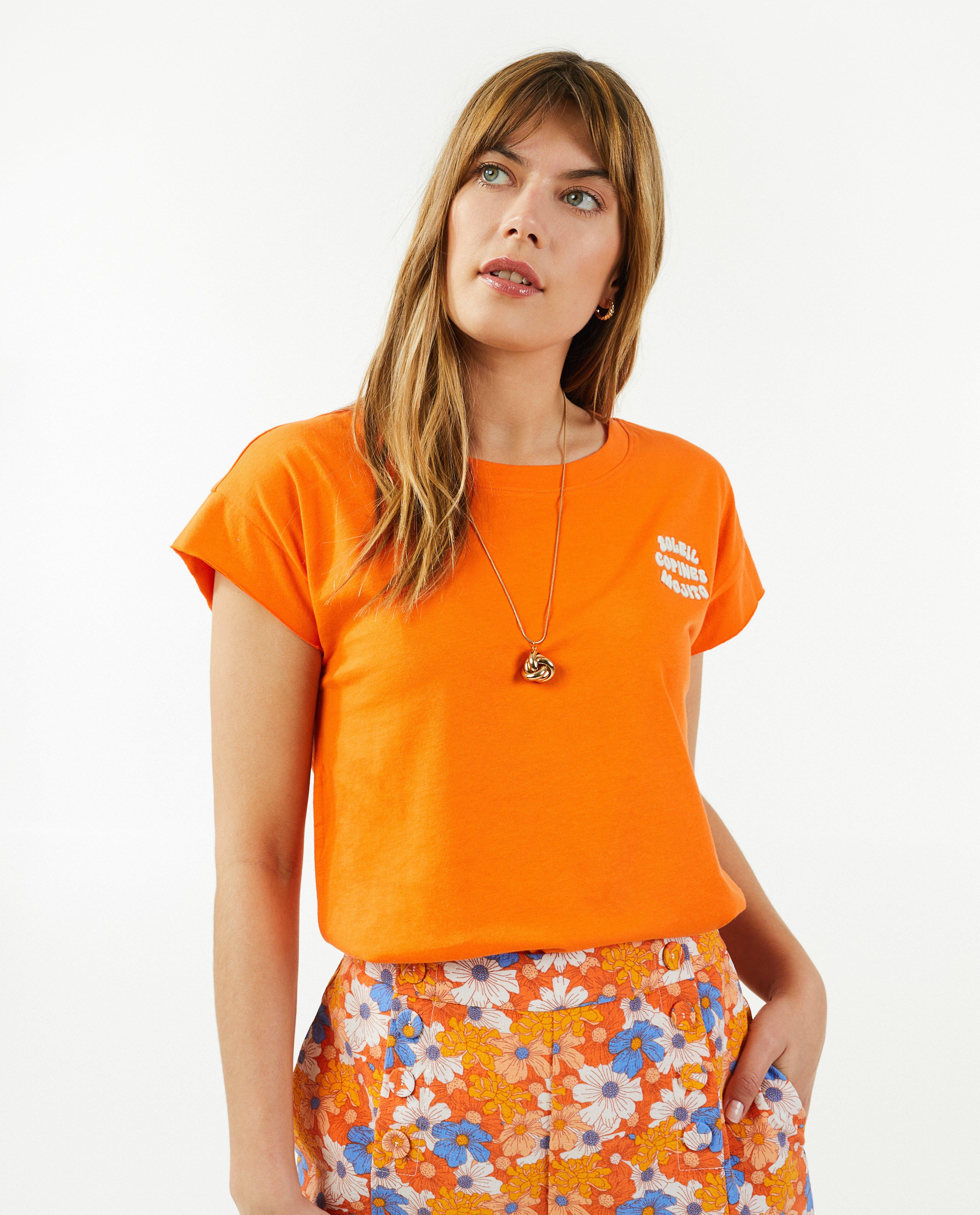 T-shirts - T-shirt met opschrift in reliëf