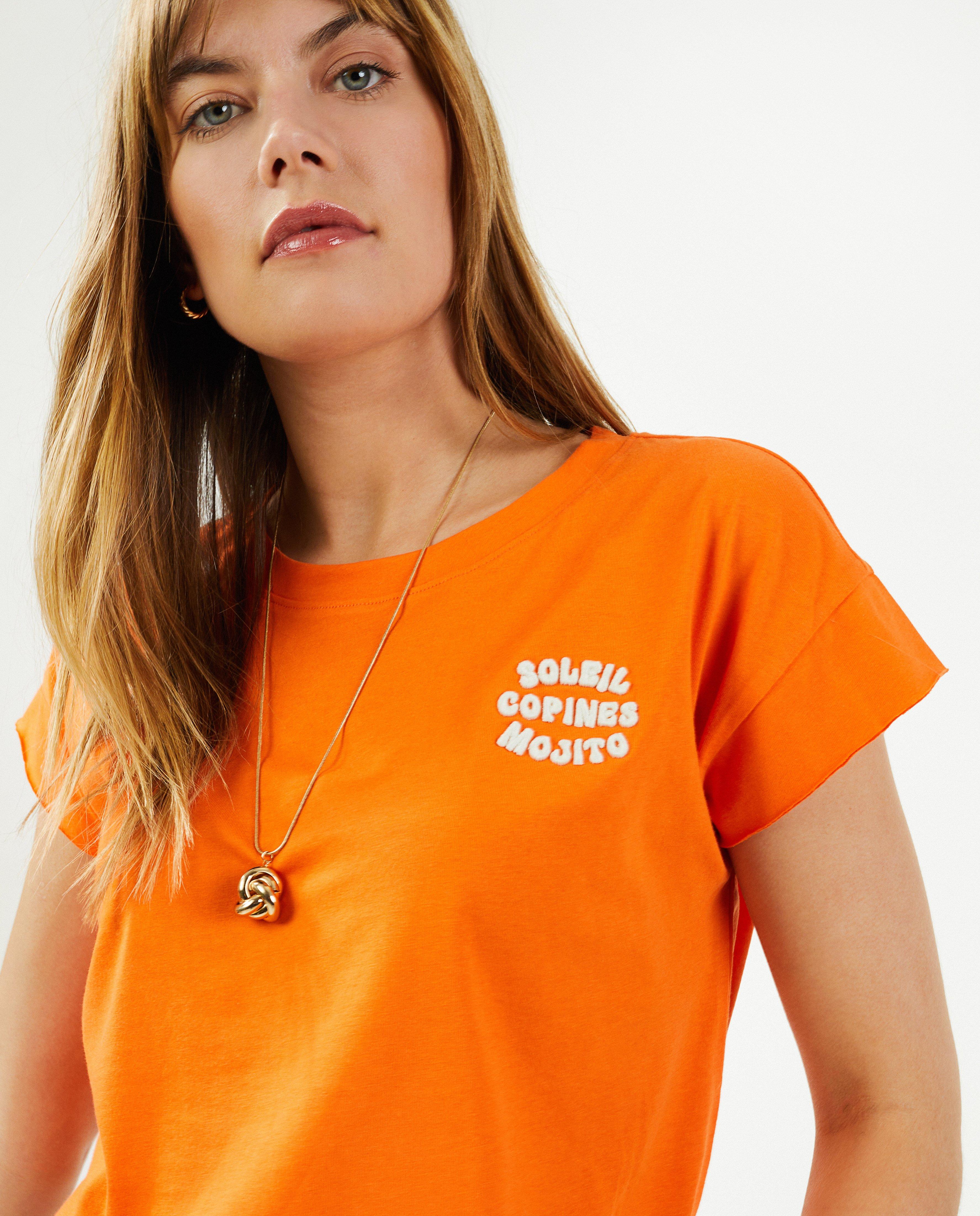 T-shirts - T-shirt met opschrift in reliëf