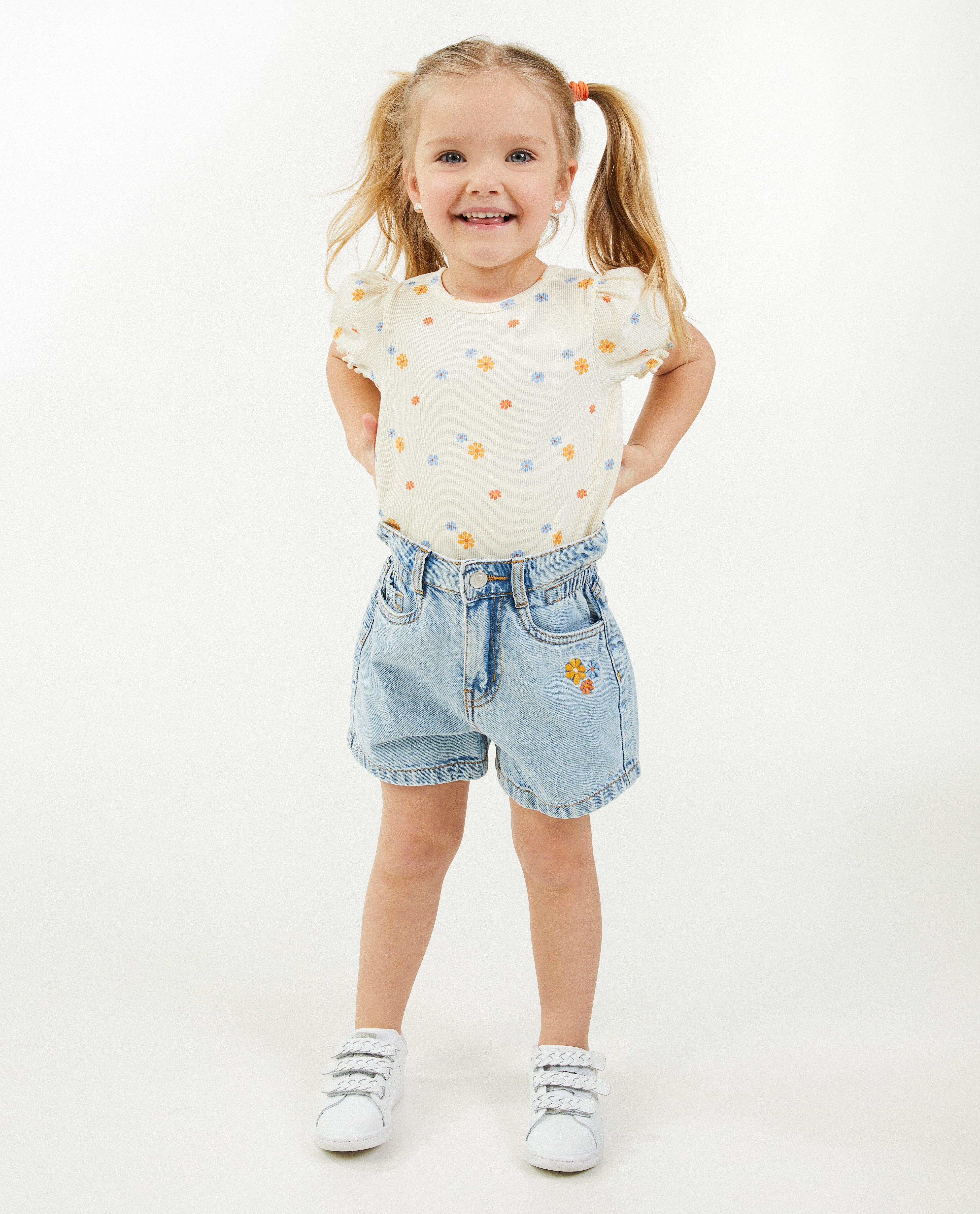 Short en jeans avec des broderies, 2-7 ans - null - Milla Star