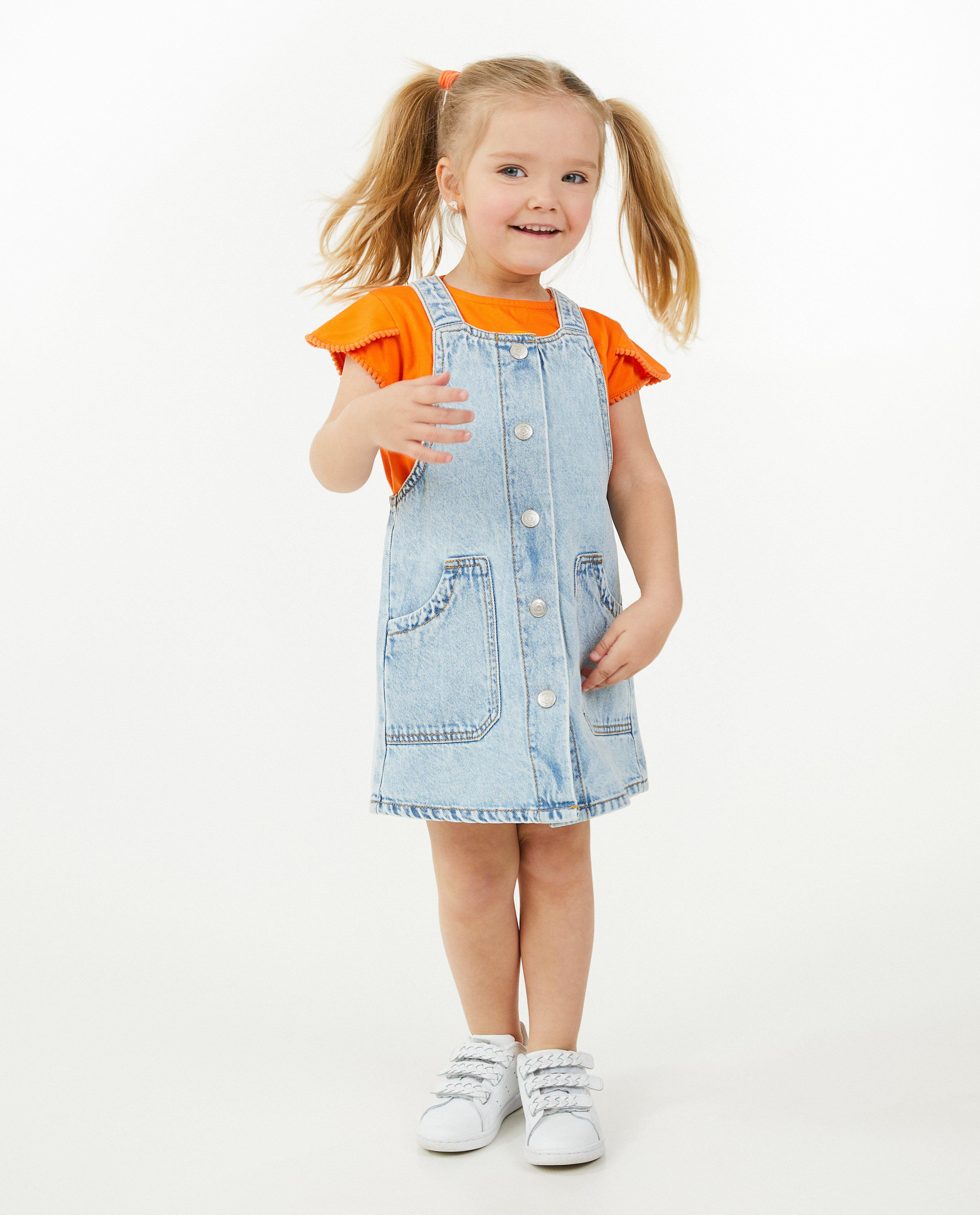 Robes - Robe-salopette en denim avec des broderies