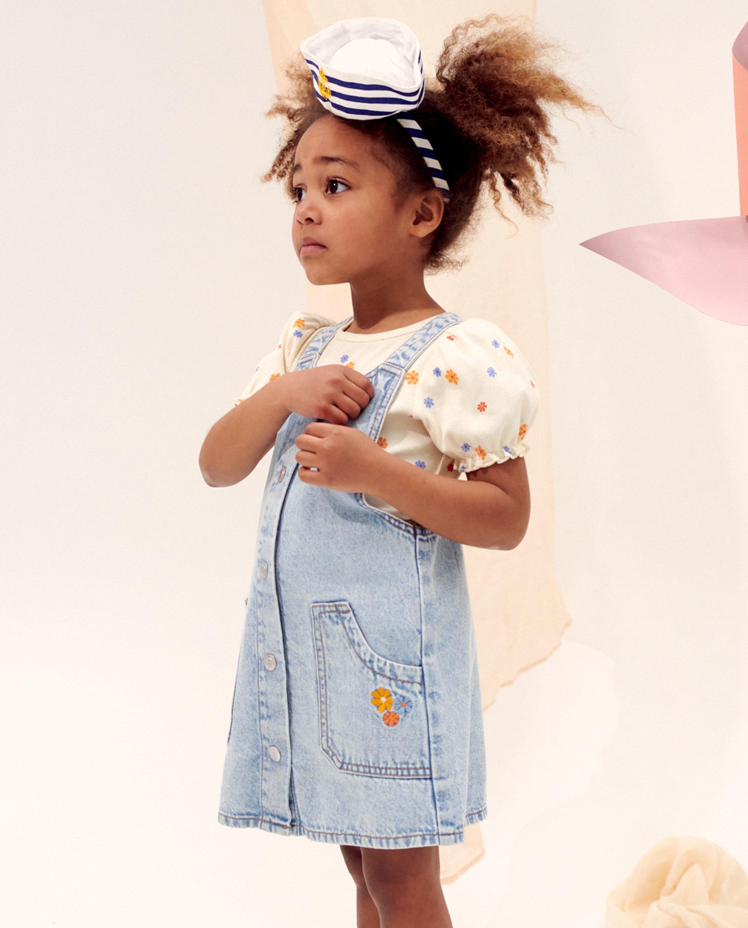 Robes - Robe-salopette en denim avec des broderies