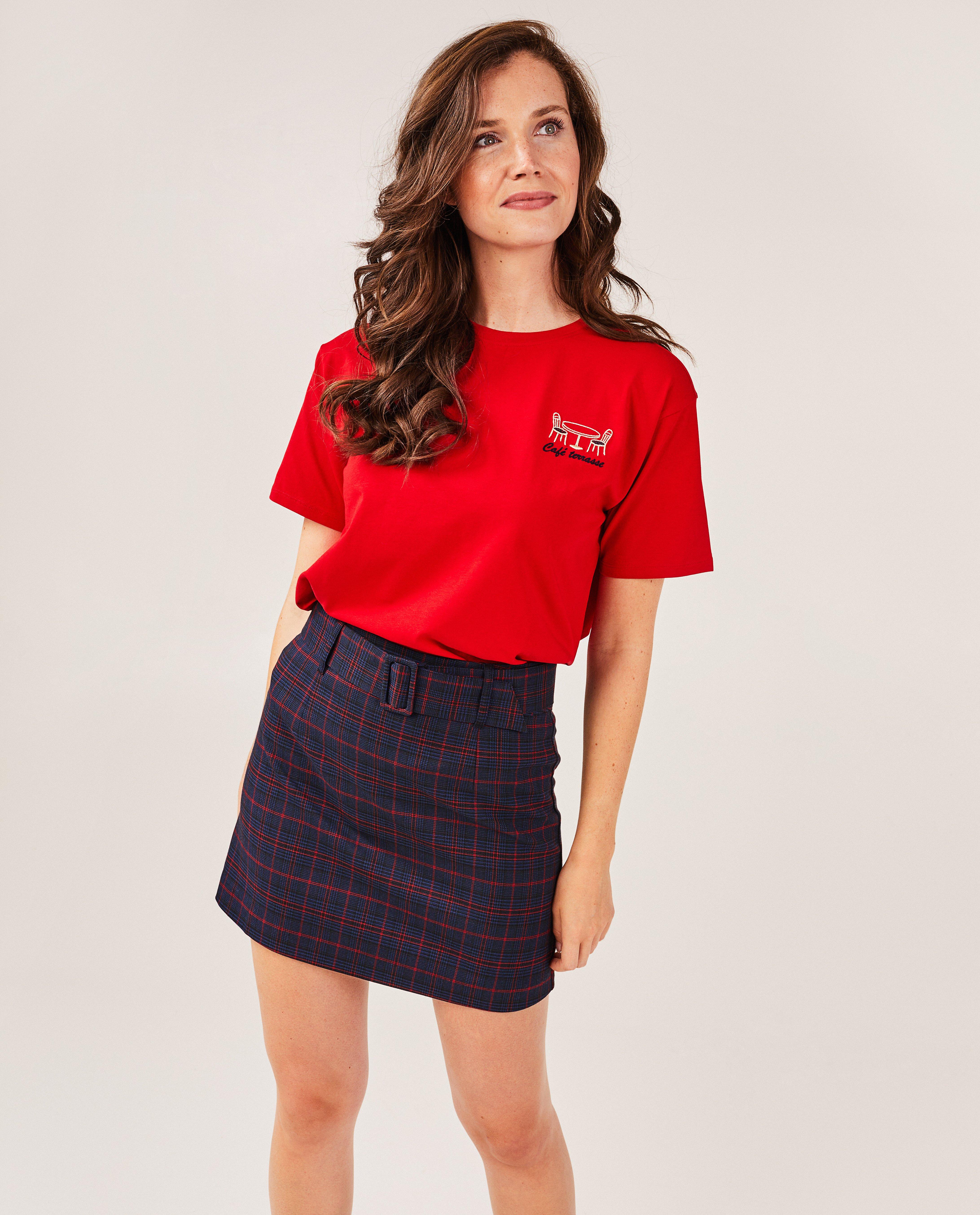 T-shirt brodé - Détails du produit - rouge - image numéro 1