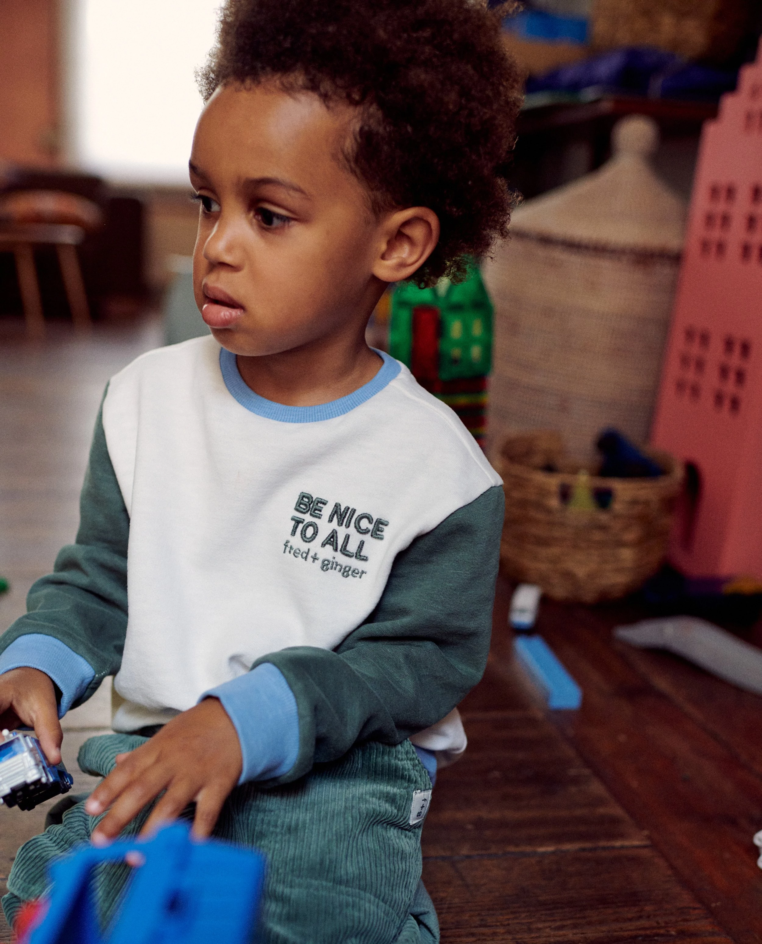 Sweater met opschrift in reliëf