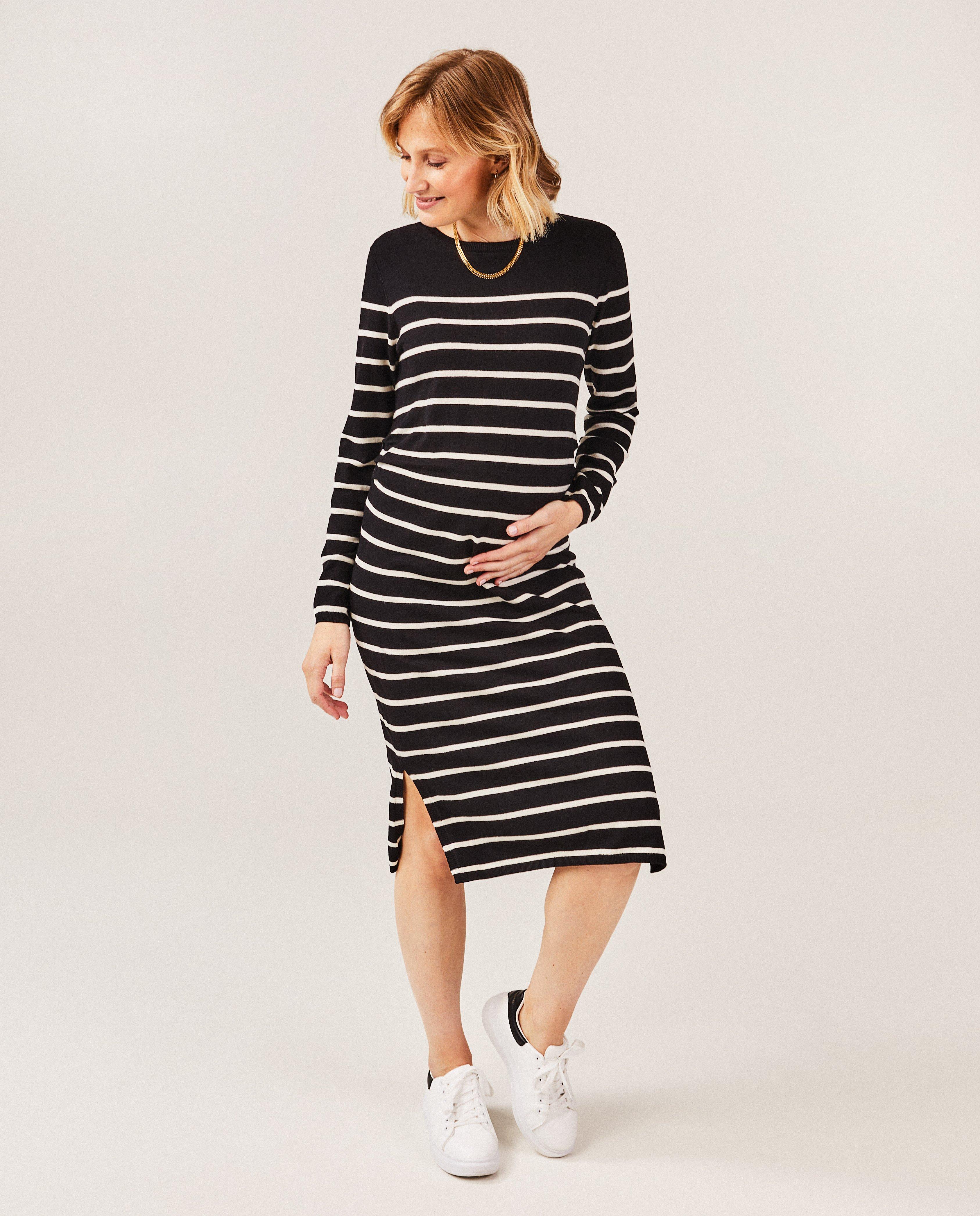 Longue robe rayée en fin tricot - null - Atelier Maman