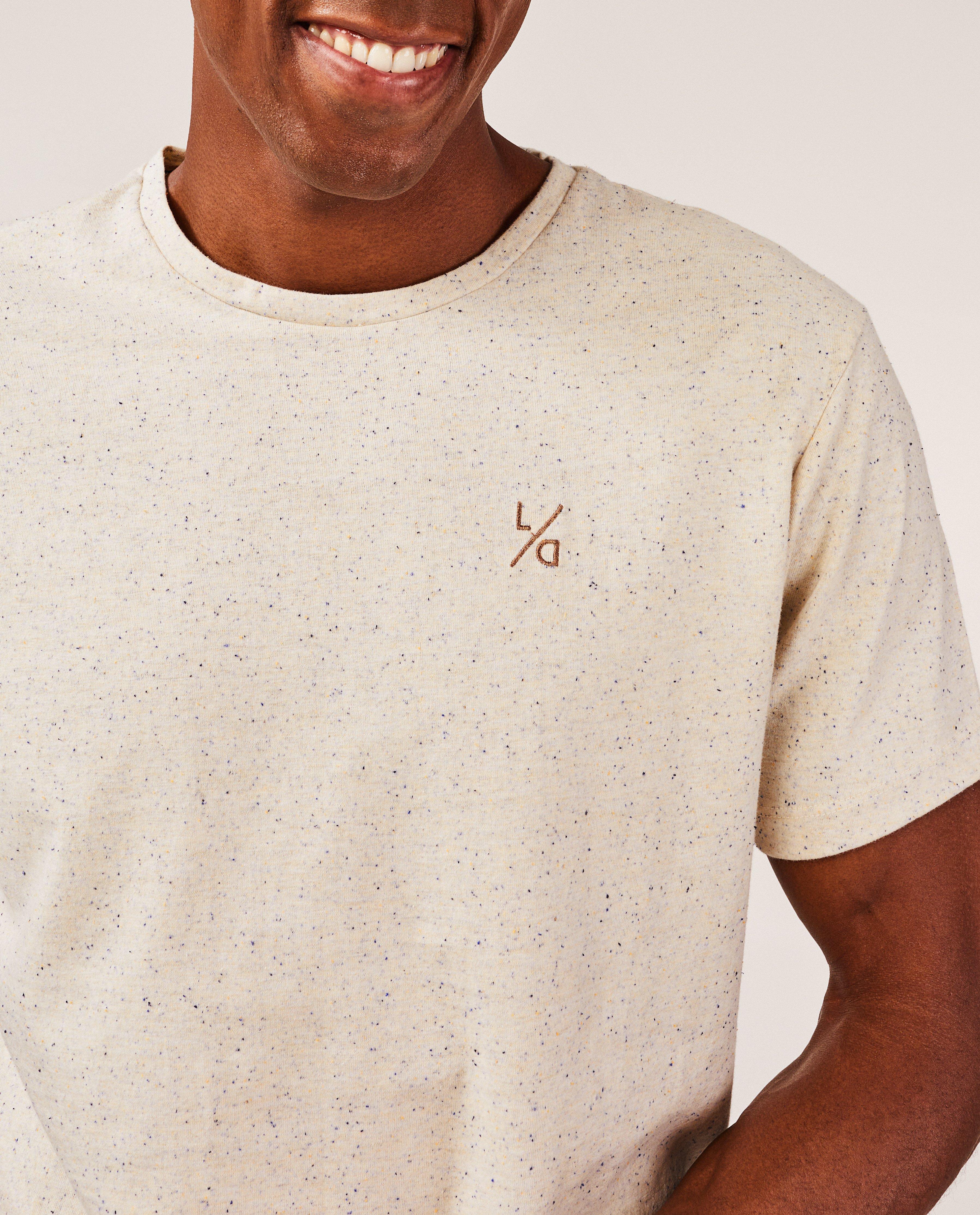 T-shirts - Beige T-shirt met spikkels