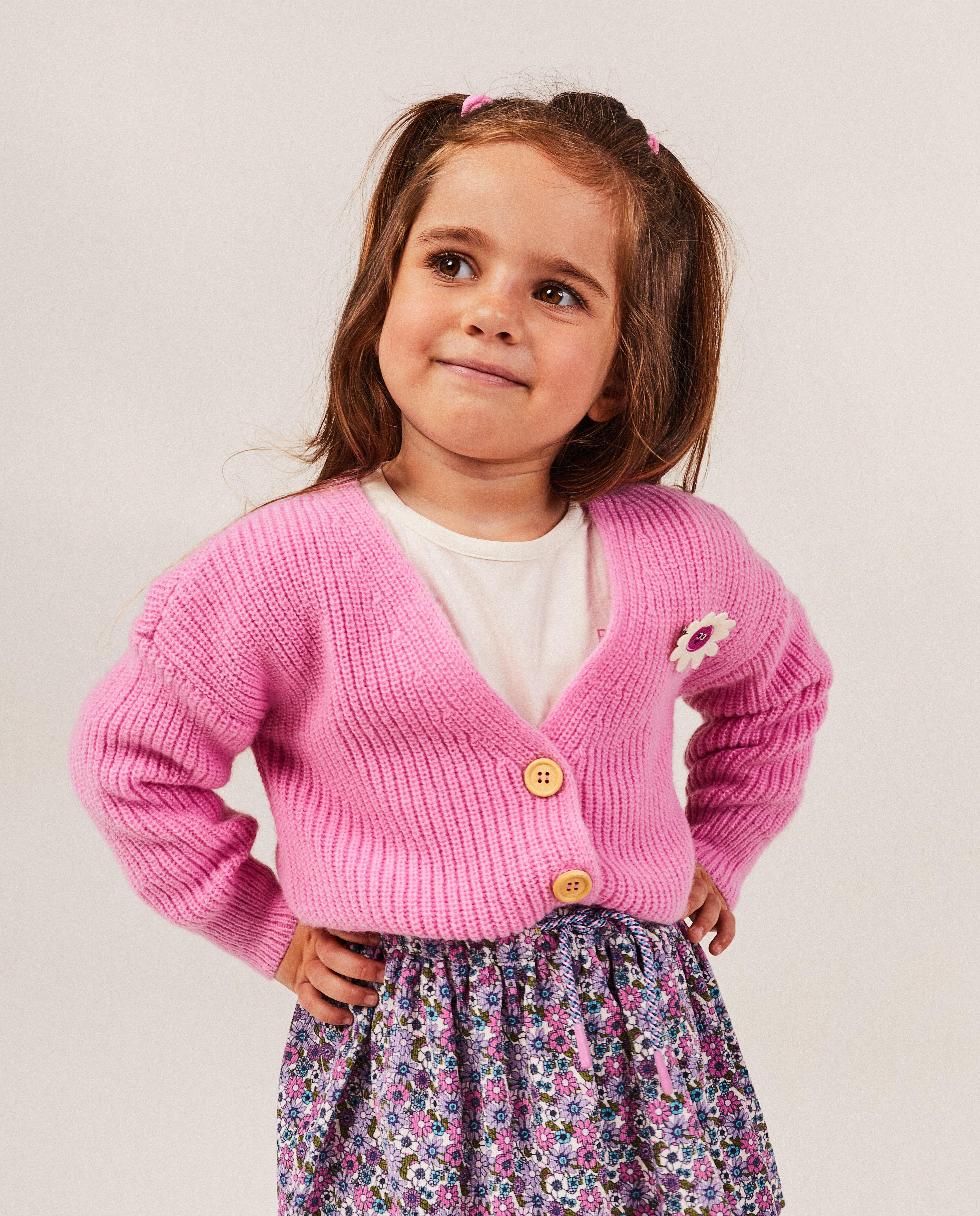 Cardigans - Cardigan rose avec une broche