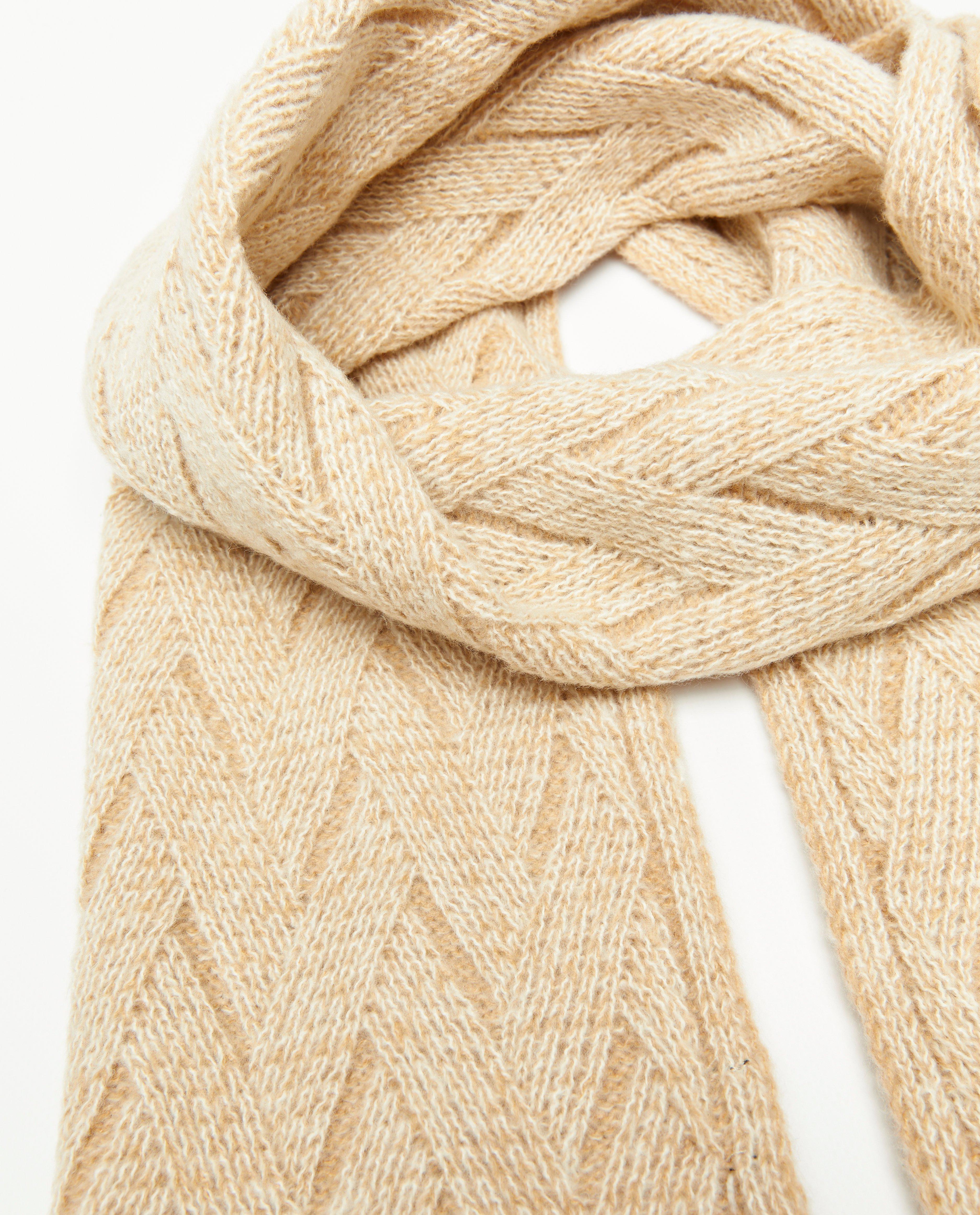Breigoed - Beige sjaal met gebreid patroon