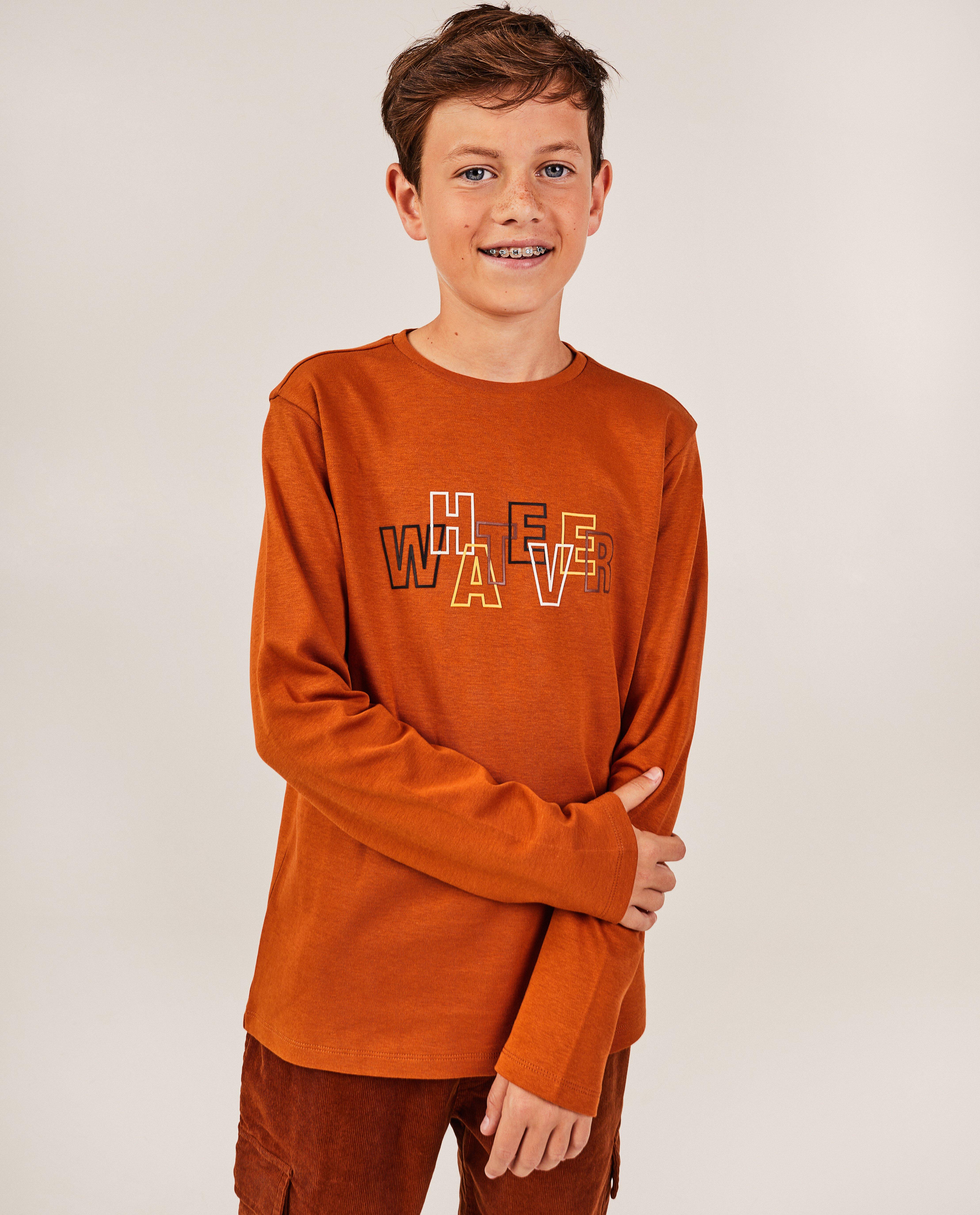 T-shirts - Longsleeve met opschrift in reliëf
