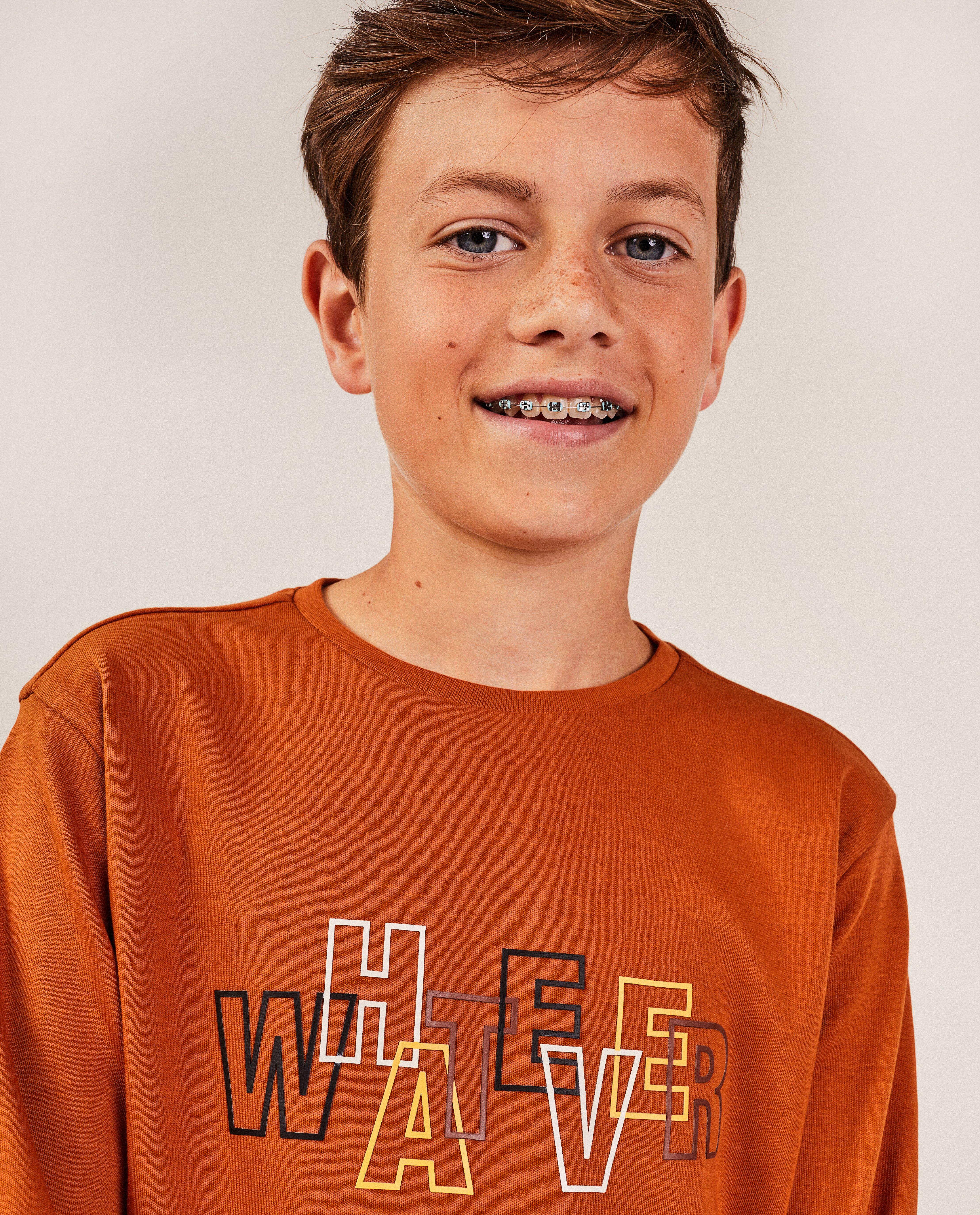 T-shirts - Longsleeve met opschrift in reliëf