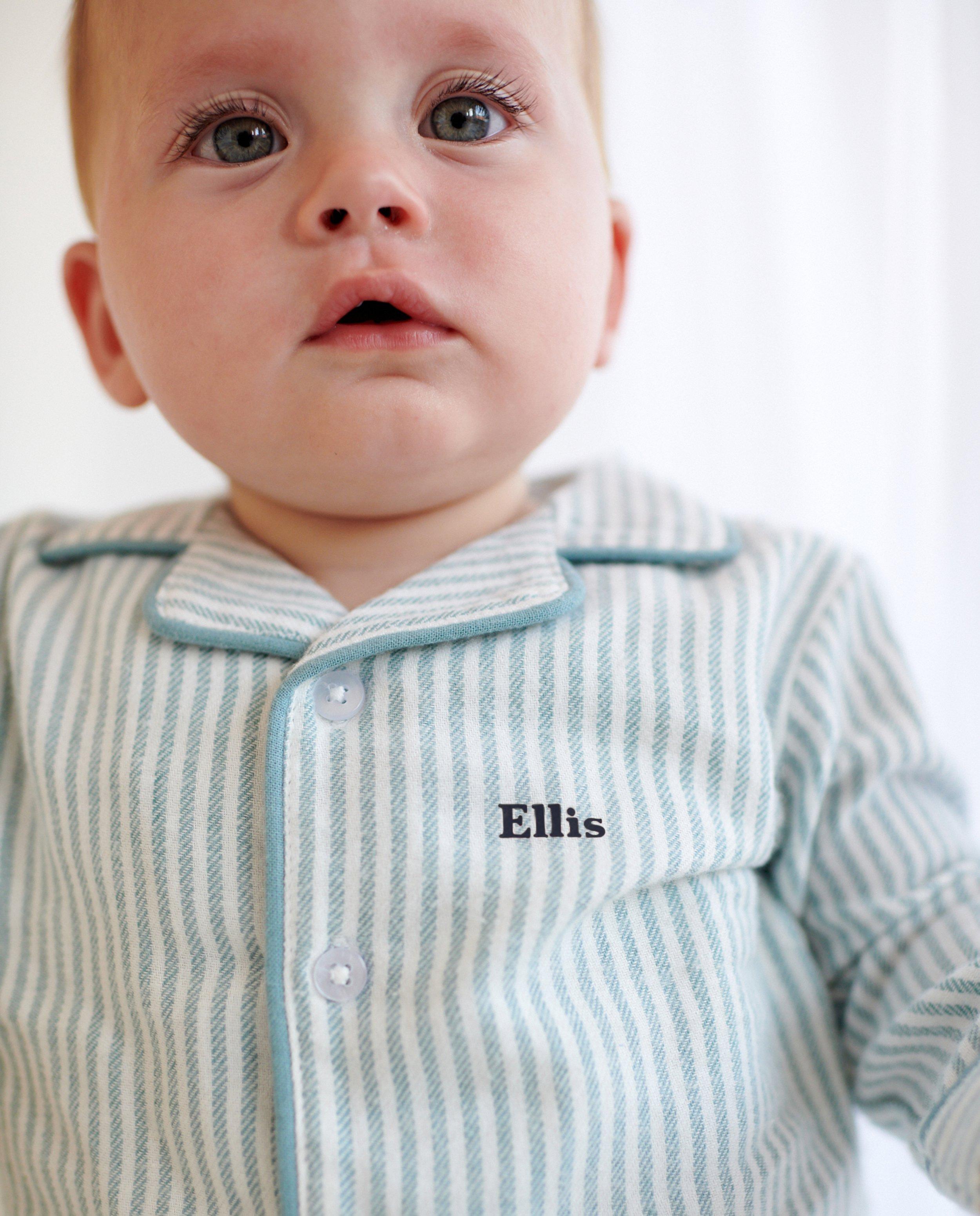 Personaliseerbare pyjama, baby - Product Detail - wit - afbeelding nummer 2