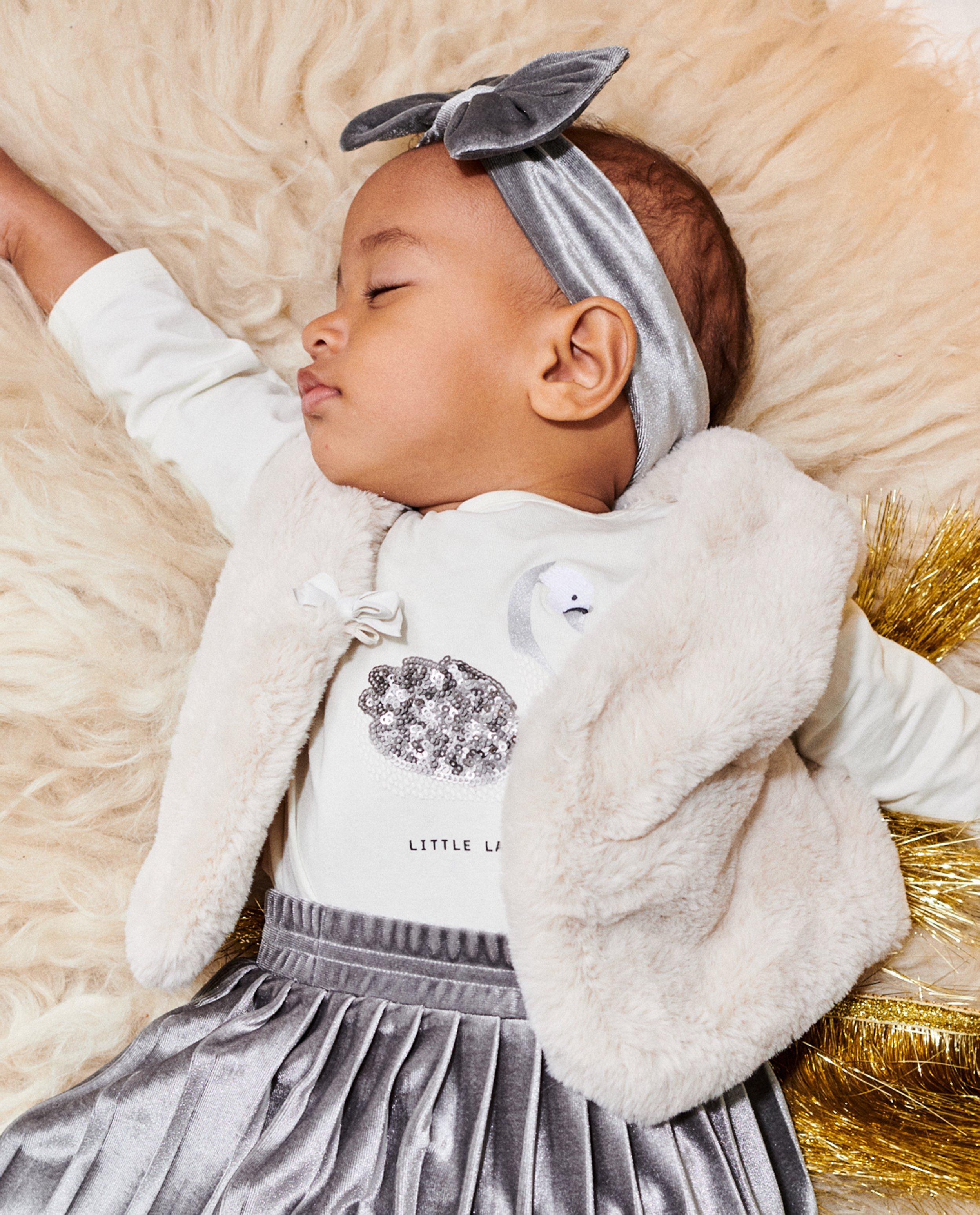 Gilet en fausse fourrure avec une fermeture boutonnée - null - Cuddles and Smiles