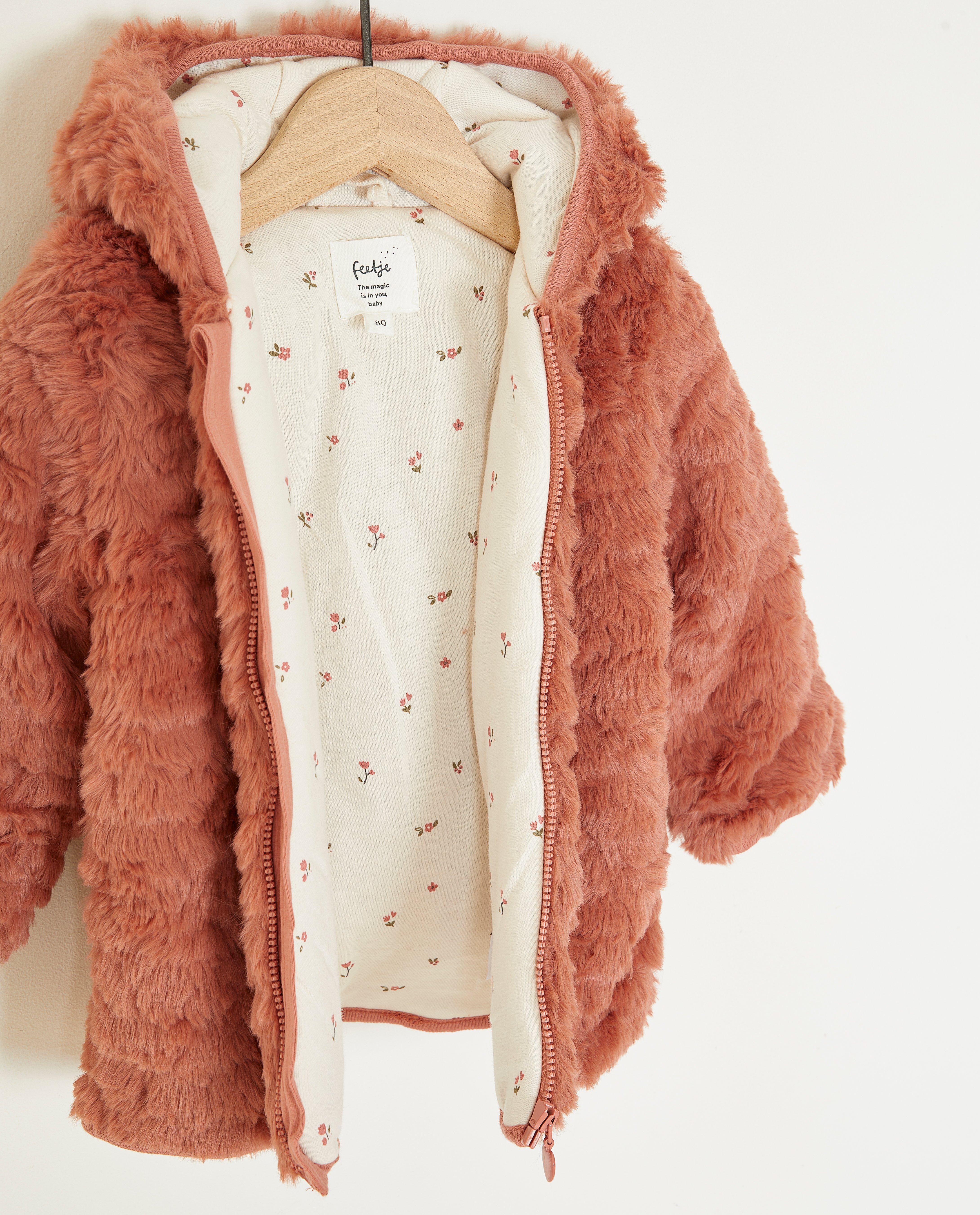 Veste duveteuse avec des petites oreilles d’ours - Détails du produit - rose foncé - image numéro 3