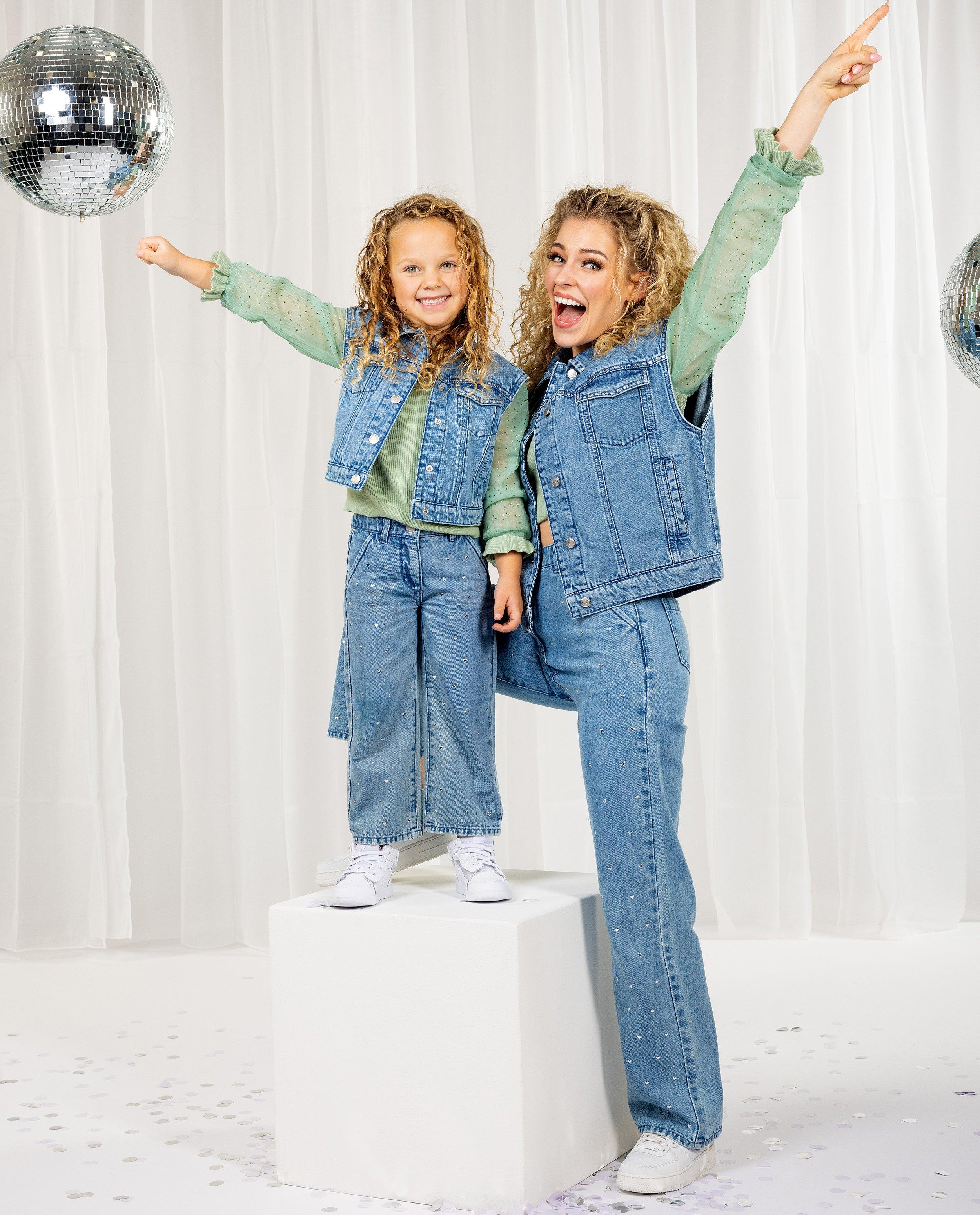 Jeans avec des petits c&oelig;urs m&eacute;tallis&eacute;s, straight fit, 2-7 ans - D&eacute;tails du produit - bleu - image num&eacute;ro 1