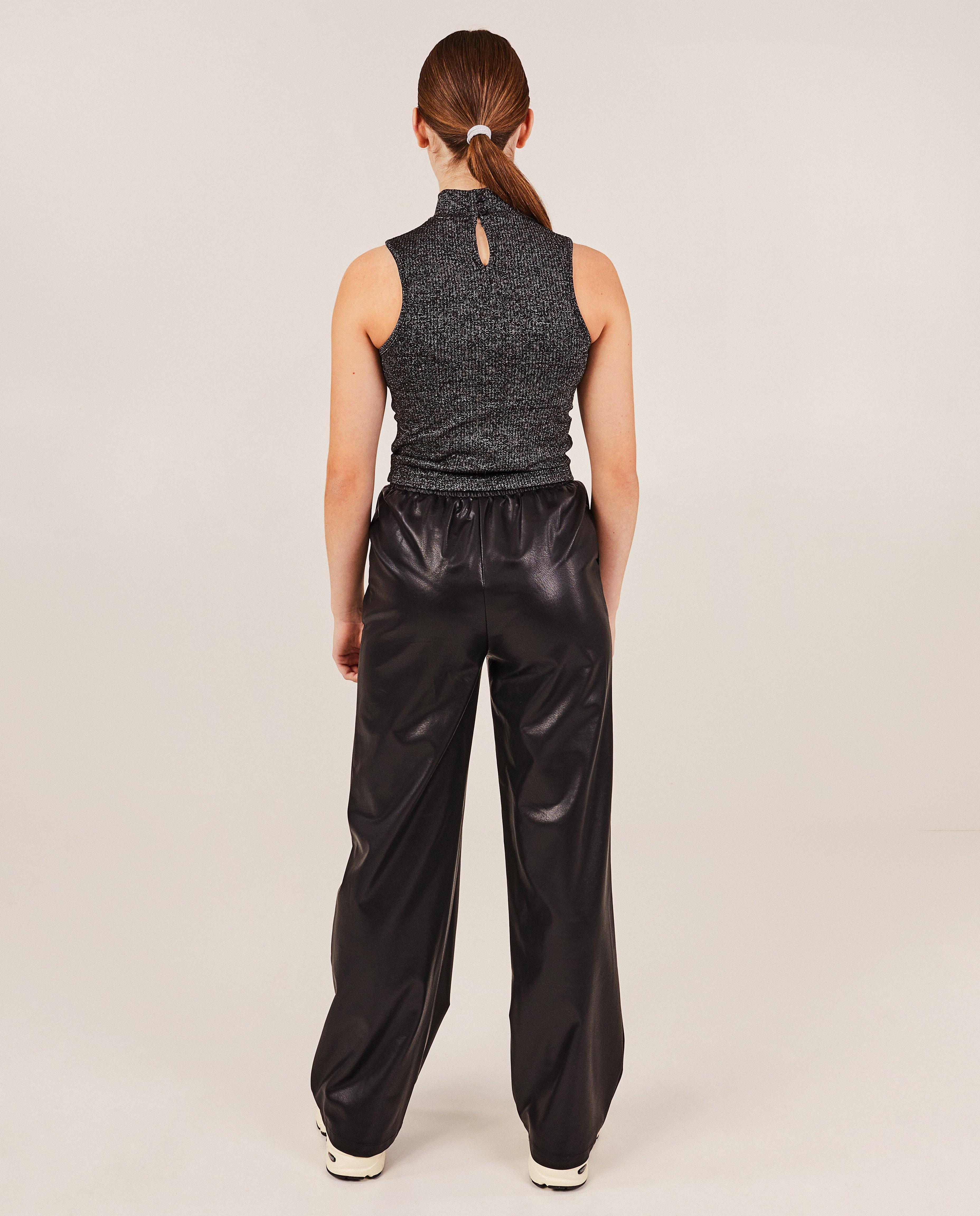 T-shirts - Zwarte top met metaaldraad, cropped fit