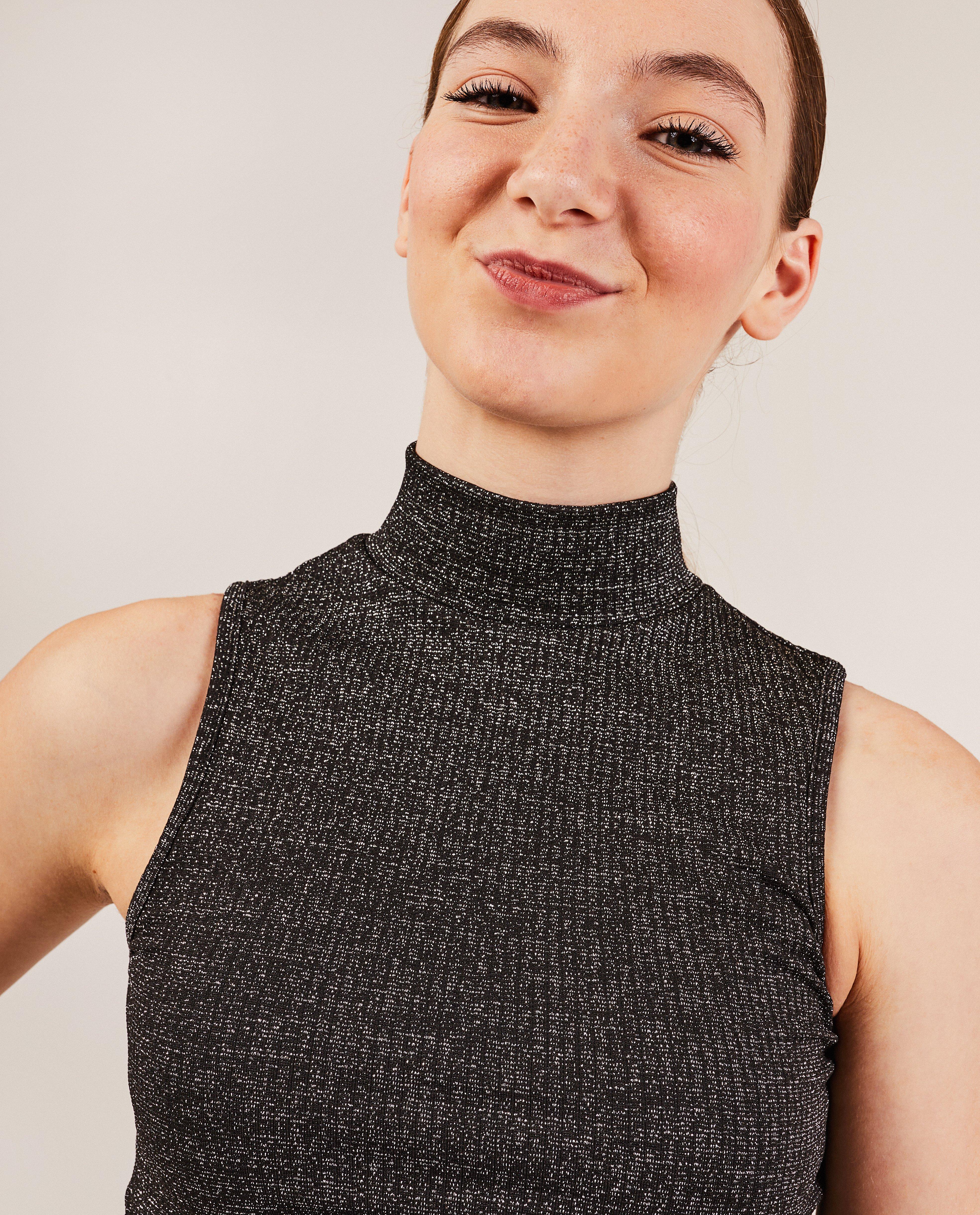 T-shirts - Zwarte top met metaaldraad, cropped fit
