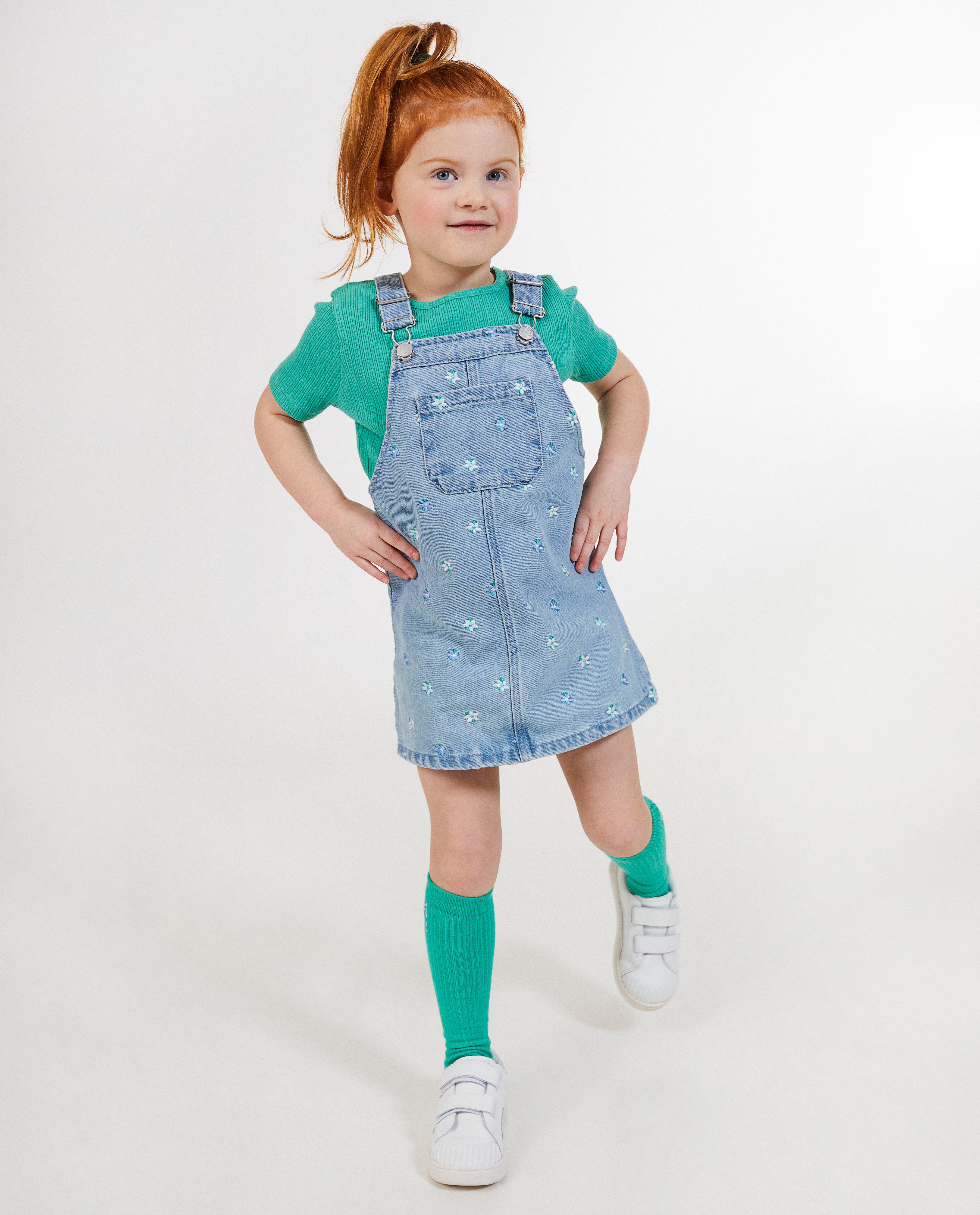 Robe-salopette avec des fleurs brodées