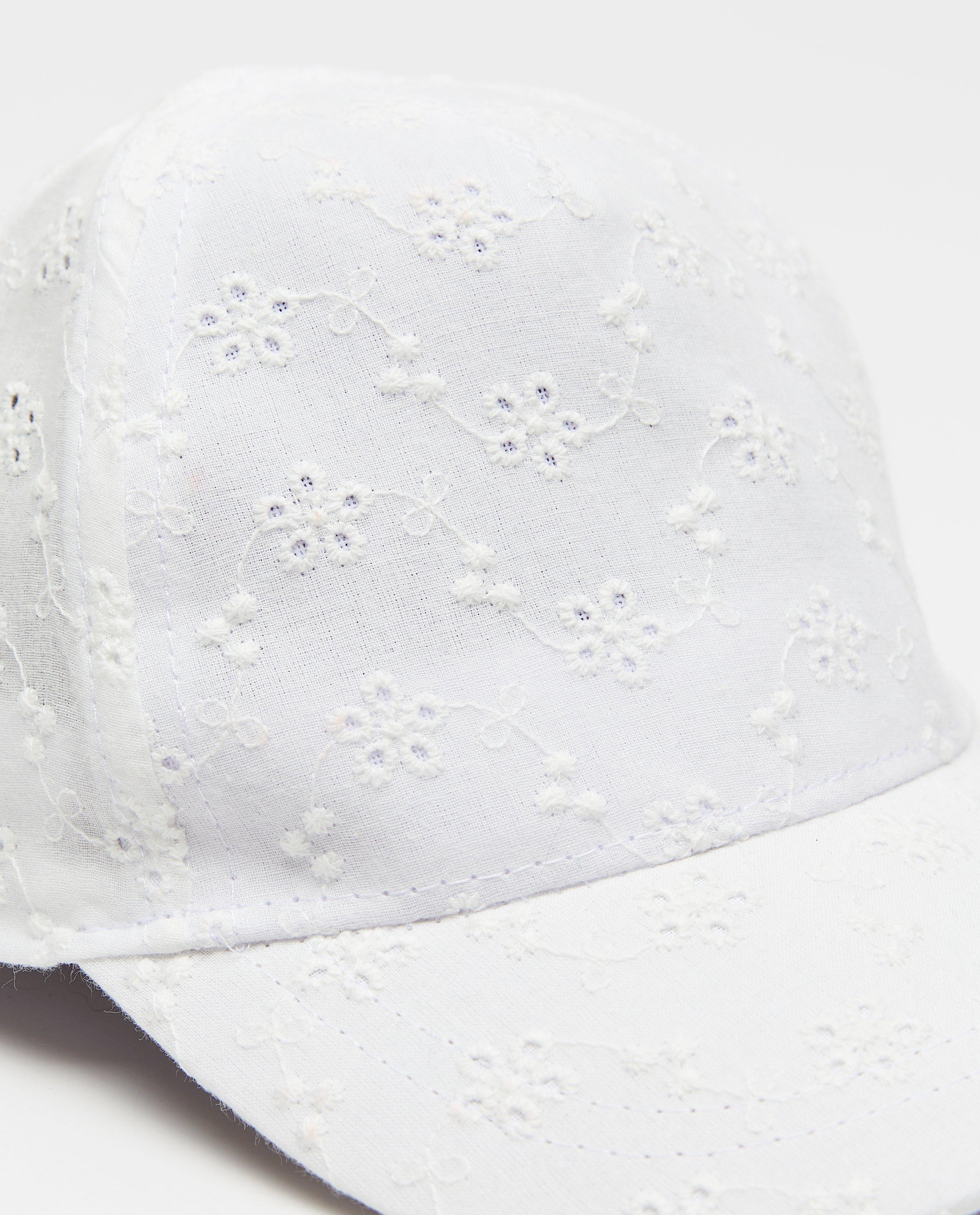 Bonneterie - Casquette avec des fleurs brodées