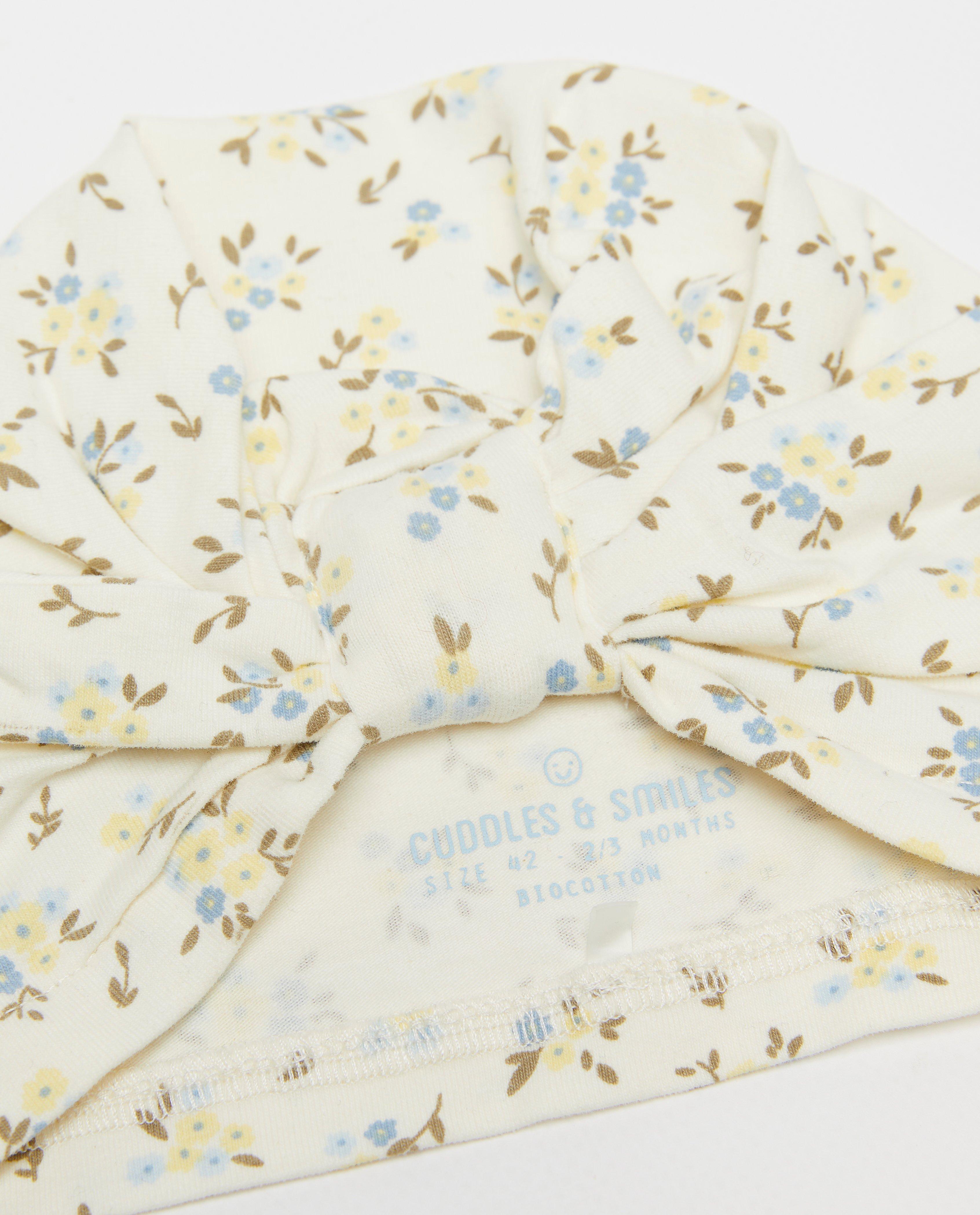 Breigoed - Muts met bloemenprint