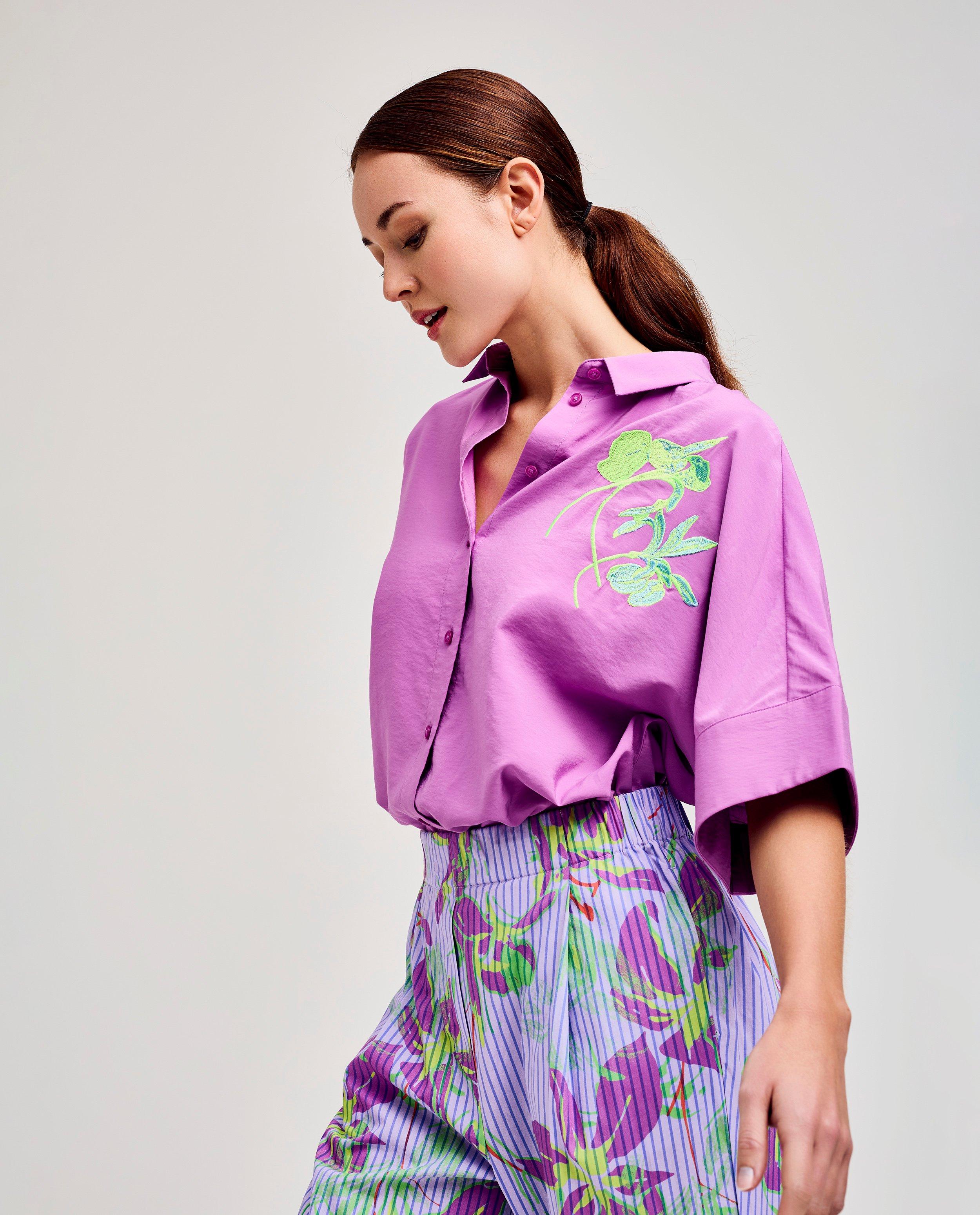 Blouse met geborduurde bloem - Product Detail - lila - afbeelding nummer 1