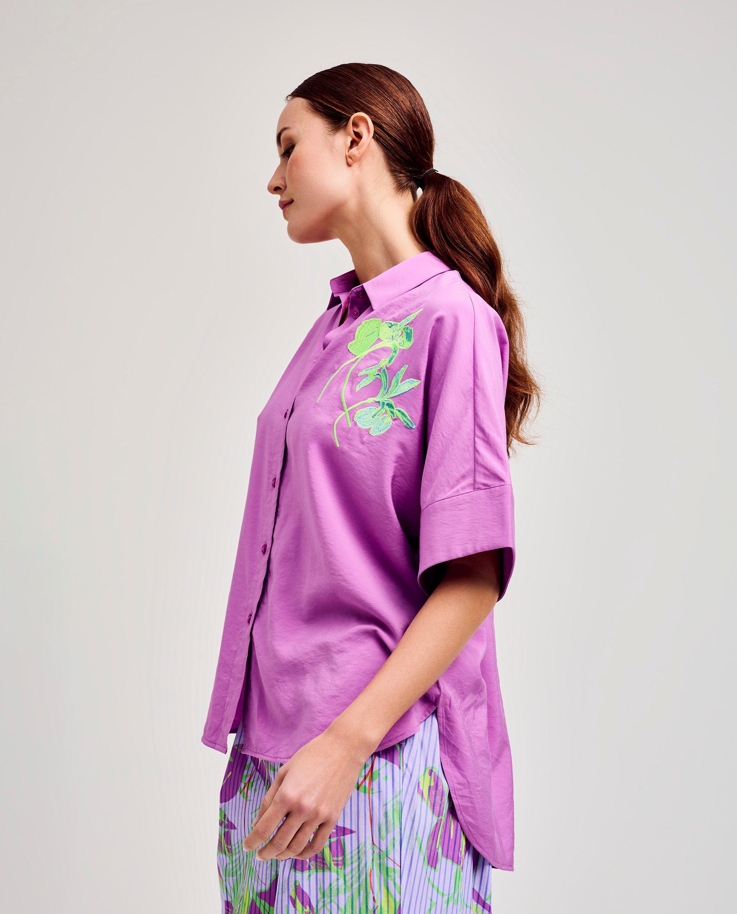 Chemises - Blouse avec une fleur brodée