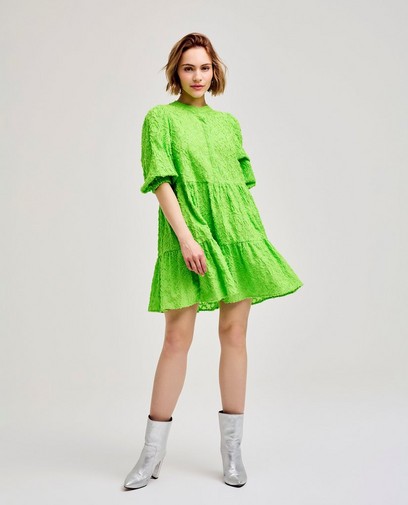Groene jurk met bloementextuur
