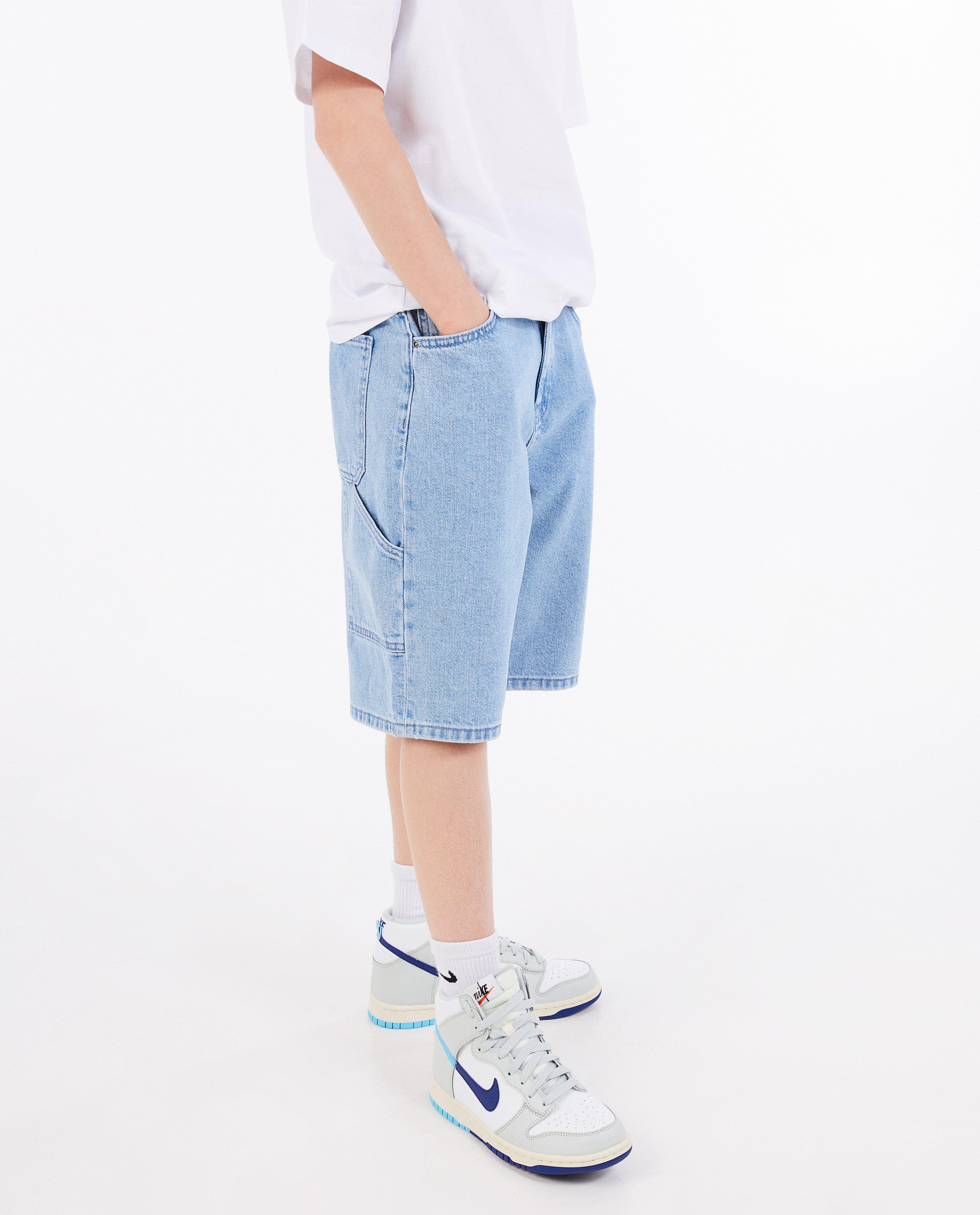 Short en jeans bleu clair, coupe skater - D&eacute;tails du produit - bleu clair - image num&eacute;ro 3