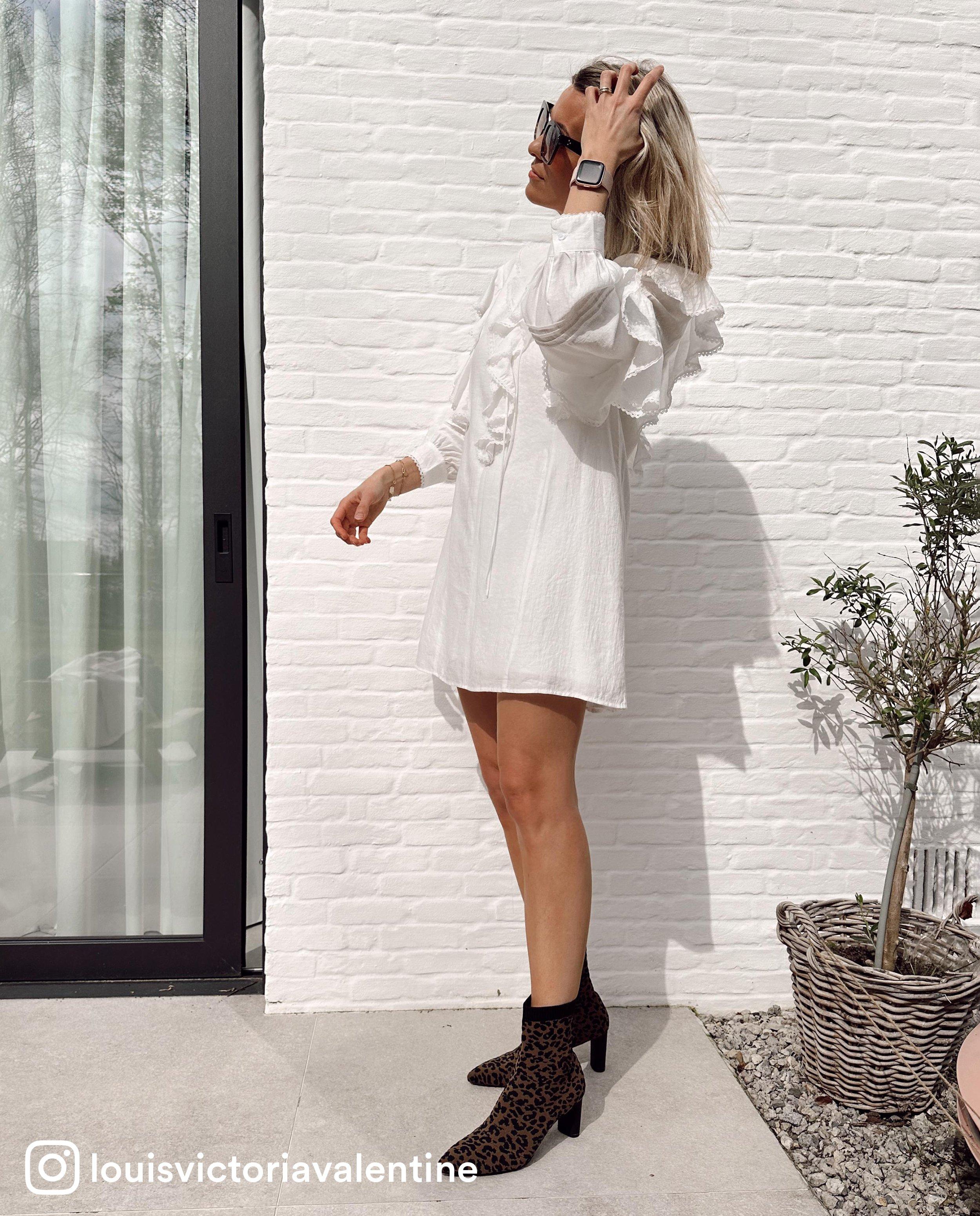 Robes - Robe blanche avec de la dentelle