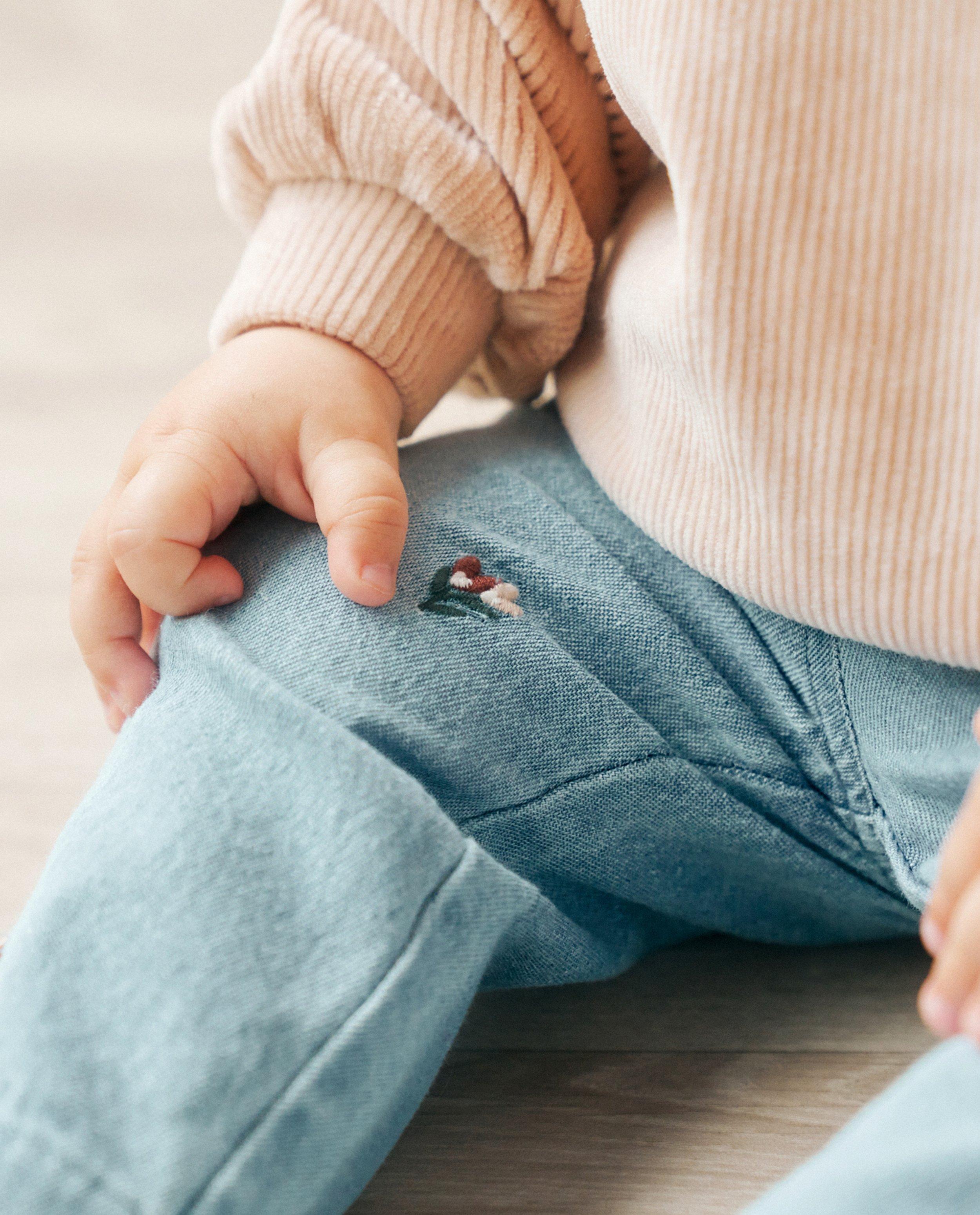 Jeans - Jeans met geborduurde bloemen