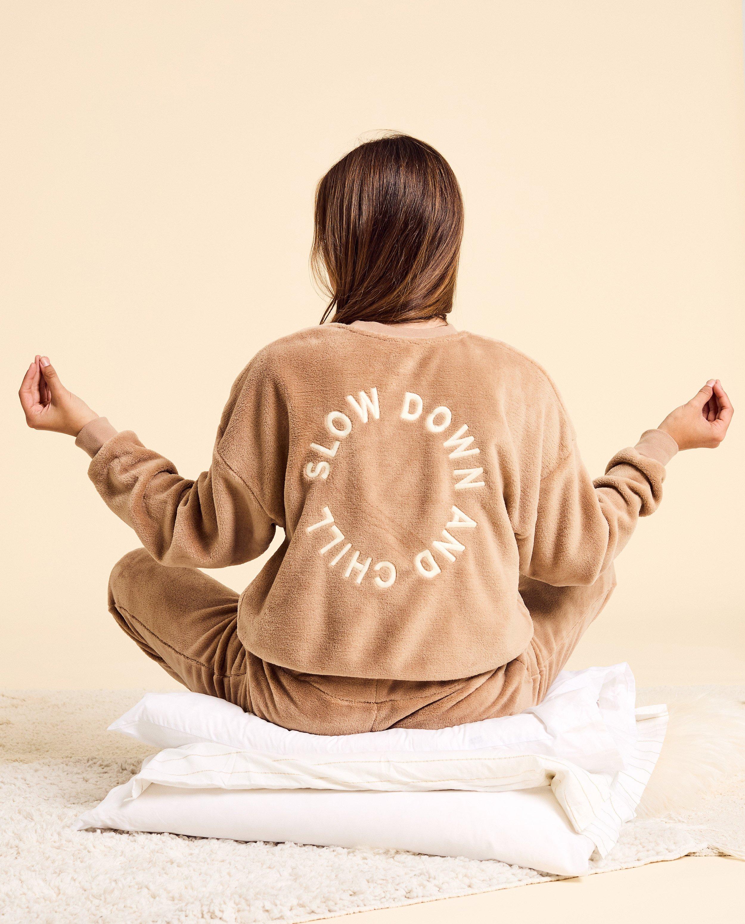 Nachtkleding - Teddy pyjama met geborduurd opschrift